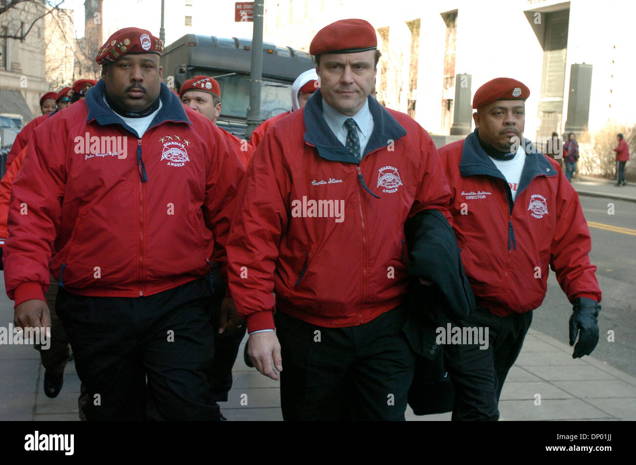 Feb 24, 2006; New York, NY, STATI UNITI D'AMERICA; CURTIS SLIWA, fondatore degli Angeli Custodi, arriva a Manhattan corte federale circondato dai membri così come egli è di testimoniare in un nuovo processo di John Gotti Jr John Gotti Jr è caricato con il racket e riportando i 1992 attacco su Sliwa che era stato rapito e ucciso da due membri della criminalità Gambino famiglia. Sliwa della testimonianza è stata spinta a Lunedì Febr Foto Stock