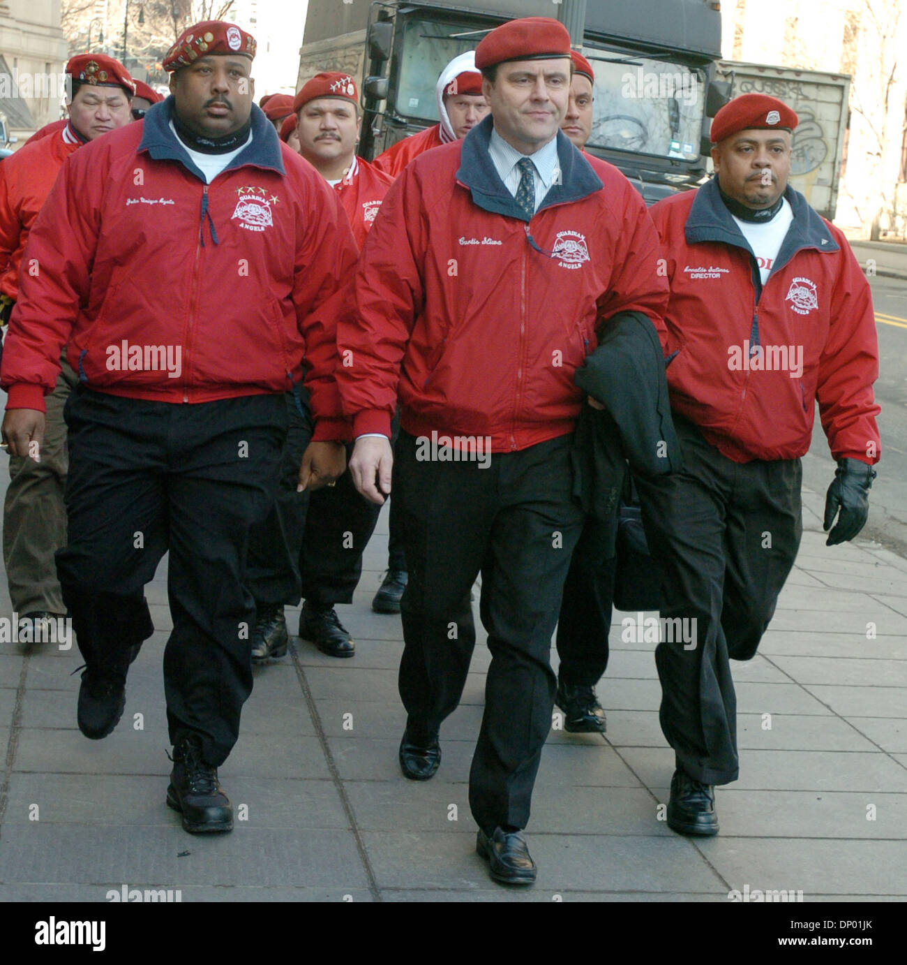 Feb 24, 2006; New York, NY, STATI UNITI D'AMERICA; CURTIS SLIWA, fondatore degli Angeli Custodi, arriva a Manhattan corte federale circondato dai membri così come egli è di testimoniare in un nuovo processo di John Gotti Jr John Gotti Jr è caricato con il racket e riportando i 1992 attacco su Sliwa che era stato rapito e ucciso da due membri della criminalità Gambino famiglia. Sliwa della testimonianza è stata spinta a Lunedì Febr Foto Stock