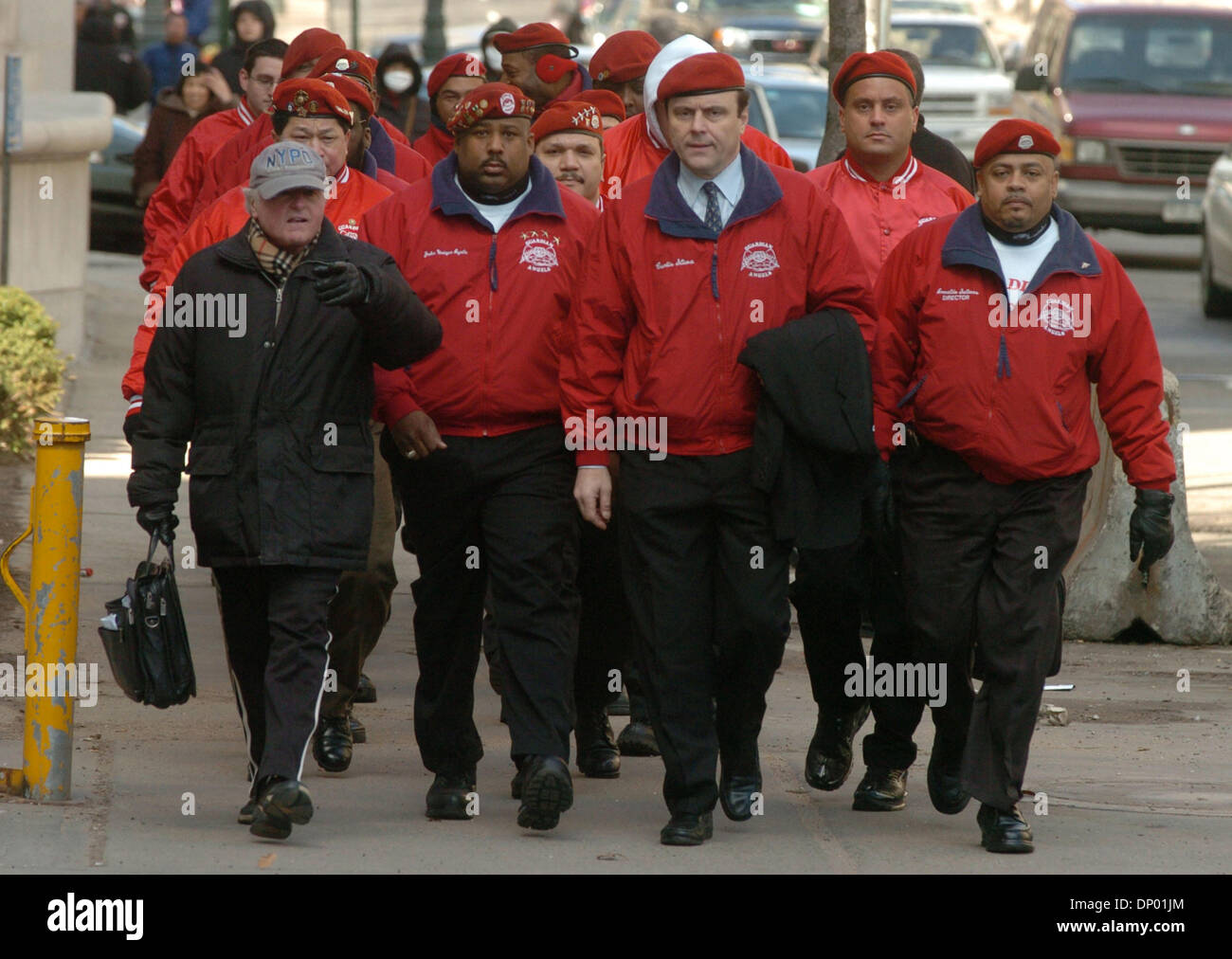 Feb 24, 2006; New York, NY, STATI UNITI D'AMERICA; CURTIS SLIWA, fondatore degli Angeli Custodi, arriva a Manhattan corte federale circondato dai membri così come egli è di testimoniare in un nuovo processo di John Gotti Jr John Gotti Jr è caricato con il racket e riportando i 1992 attacco su Sliwa che era stato rapito e ucciso da due membri della criminalità Gambino famiglia. Sliwa della testimonianza è stata spinta a Lunedì Febr Foto Stock