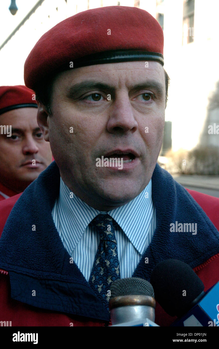 Feb 24, 2006; New York, NY, STATI UNITI D'AMERICA; CURTIS SLIWA, fondatore degli Angeli Custodi, arriva a Manhattan corte federale circondato dai membri così come egli è di testimoniare in un nuovo processo di John Gotti Jr John Gotti Jr è caricato con il racket e riportando i 1992 attacco su Sliwa che era stato rapito e ucciso da due membri della criminalità Gambino famiglia. Sliwa della testimonianza è stata spinta a Lunedì Febr Foto Stock