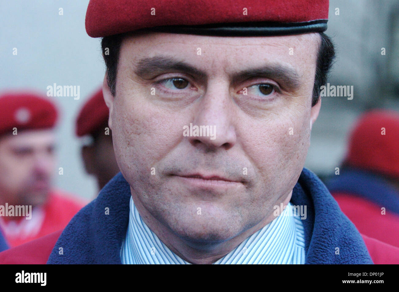 Feb 24, 2006; New York, NY, STATI UNITI D'AMERICA; CURTIS SLIWA, fondatore degli Angeli Custodi, arriva a Manhattan corte federale circondato dai membri così come egli è di testimoniare in un nuovo processo di John Gotti Jr John Gotti Jr è caricato con il racket e riportando i 1992 attacco su Sliwa che era stato rapito e ucciso da due membri della criminalità Gambino famiglia. Sliwa della testimonianza è stata spinta a Lunedì Febr Foto Stock