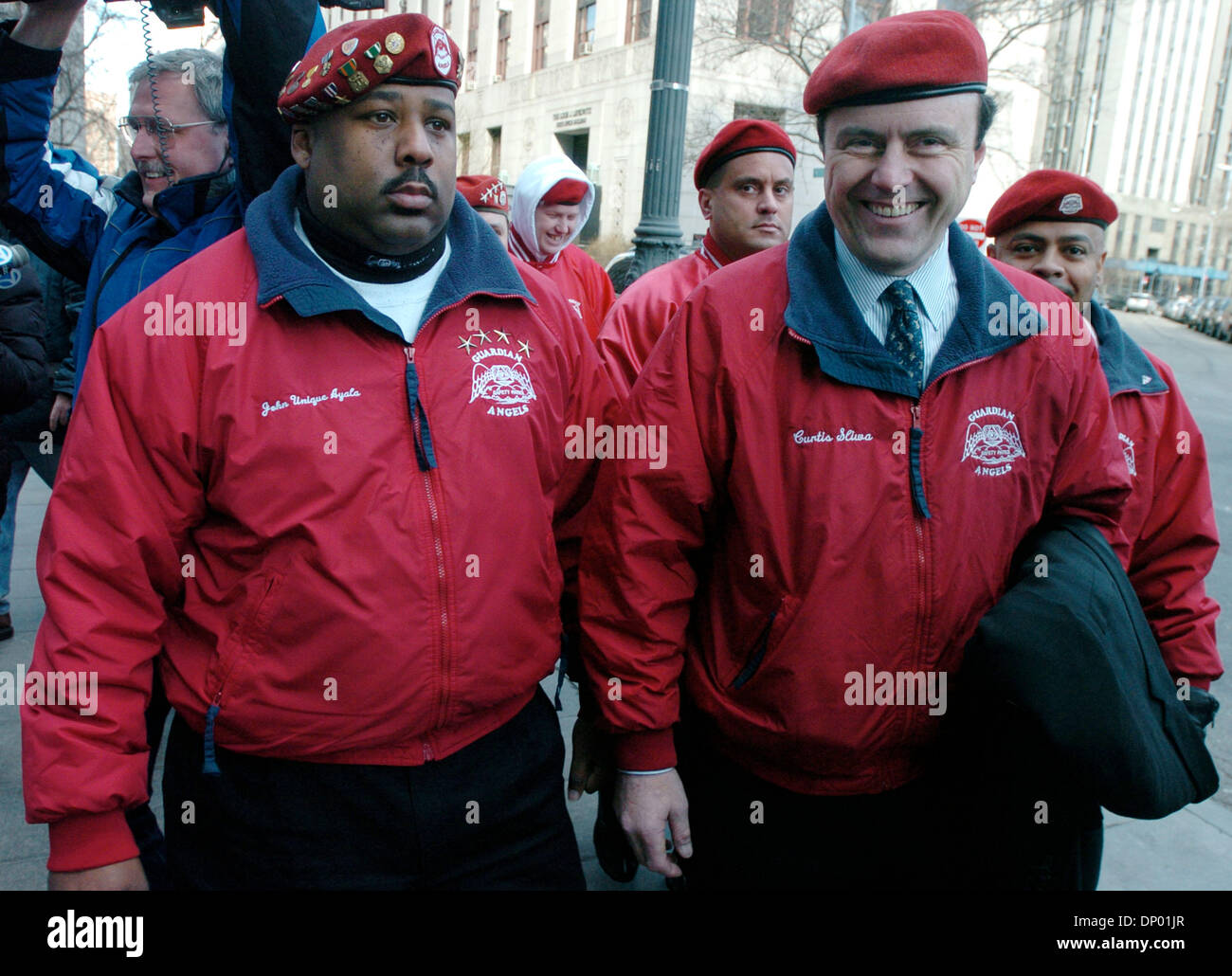 Feb 24, 2006; New York, NY, STATI UNITI D'AMERICA; CURTIS SLIWA, fondatore degli Angeli Custodi, arriva a Manhattan corte federale circondato dai membri così come egli è di testimoniare in un nuovo processo di John Gotti Jr John Gotti Jr è caricato con il racket e riportando i 1992 attacco su Sliwa che era stato rapito e ucciso da due membri della criminalità Gambino famiglia. Sliwa della testimonianza è stata spinta a Lunedì Febr Foto Stock