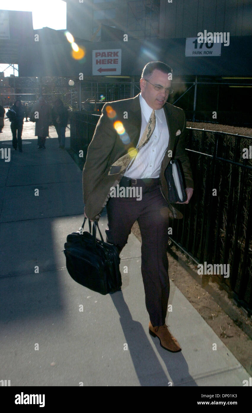 Feb 24, 2006; New York, NY, STATI UNITI D'AMERICA; John Gotti Jr arriva a Manhattan Corte Federale per la riapertura del processo per le accuse di racket e riportando i 1992 attacco su Curtis Sliwa, fondatore degli Angeli Custodi, che era stato rapito e ucciso da due membri della criminalità Gambino famiglia. Credito: Foto di Bryan Smith/ZUMA premere. (©) Copyright 2006 by Bryan Smith Foto Stock