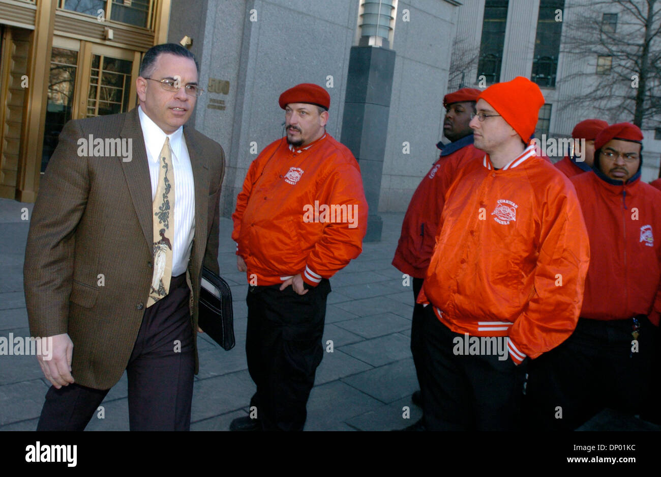 Feb 24, 2006; New York, NY, STATI UNITI D'AMERICA; John Gotti Jr (L) esce dal Manhattan corte federale camminare davanti a un gruppo di angeli custodi. John Gotti Jr è sulla riapertura del processo per oneri di racket e riportando i 1992 attacco su Curtis Sliwa, fondatore degli Angeli Custodi, che era stato rapito e ucciso da due membri della criminalità Gambino famiglia. Credito: Foto di Bryan Smith/ZUMA premere. (©) C Foto Stock