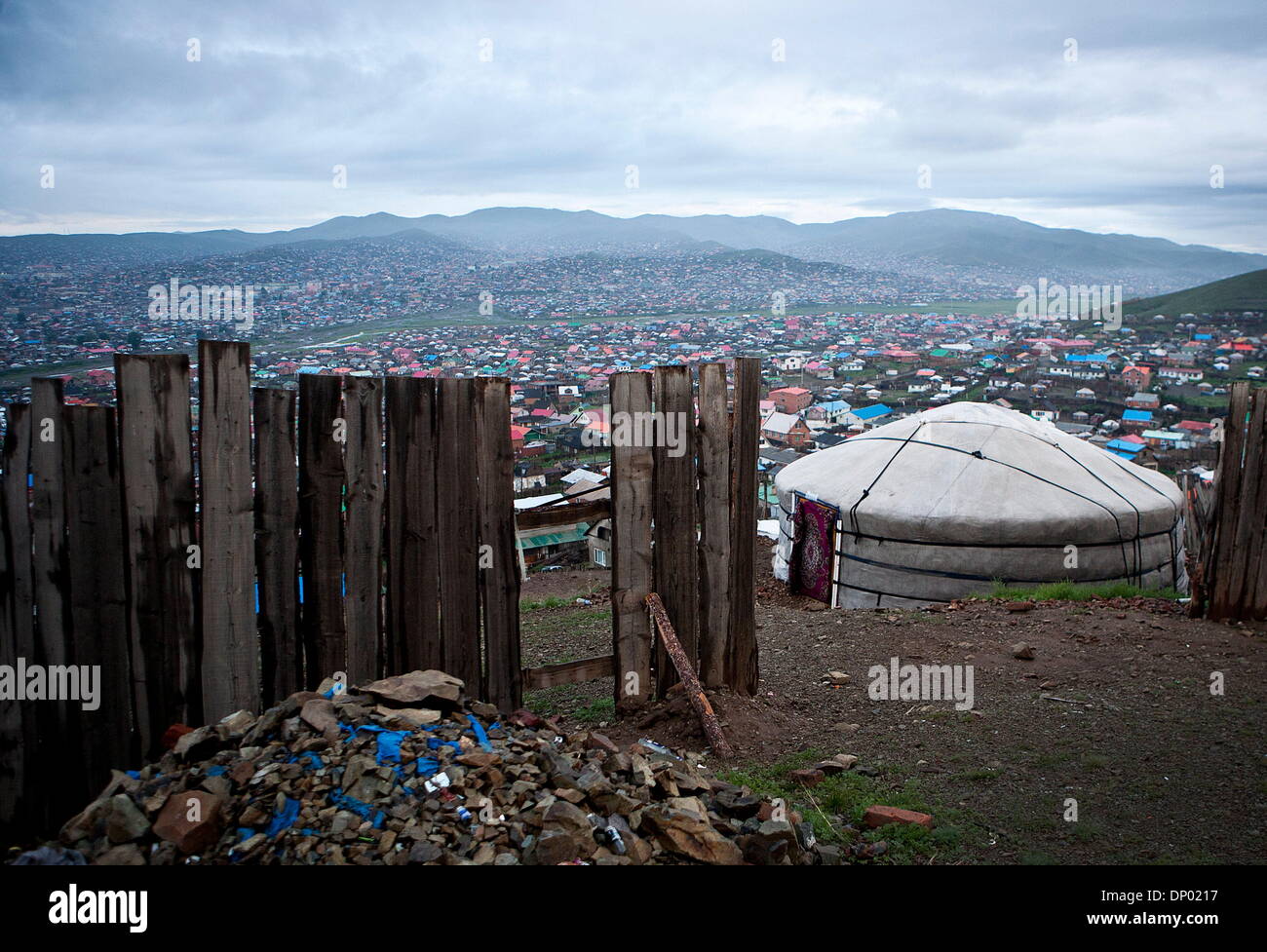 Settembre 25, 2012 - Ulaanbaatar, in Mongolia - La ger i distretti che corona la città capitale, Ulaanbaatar, casa di una popolazione permanente di sfollati nomadi. Durante l'inverno, Ulaanbaatar è la seconda più aria contaminata capitale in tutto il mondo soprattutto a causa della combustione del carbone. (Credito Immagine: © Taylor Weidman/zReportage.com via ZUMA Press) Foto Stock