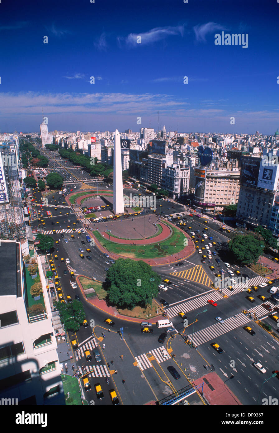 Guardando verso il basso a Plaza de la Repubblica il 9 de Julio Ave con obelisco di Buenos Aires Foto Stock