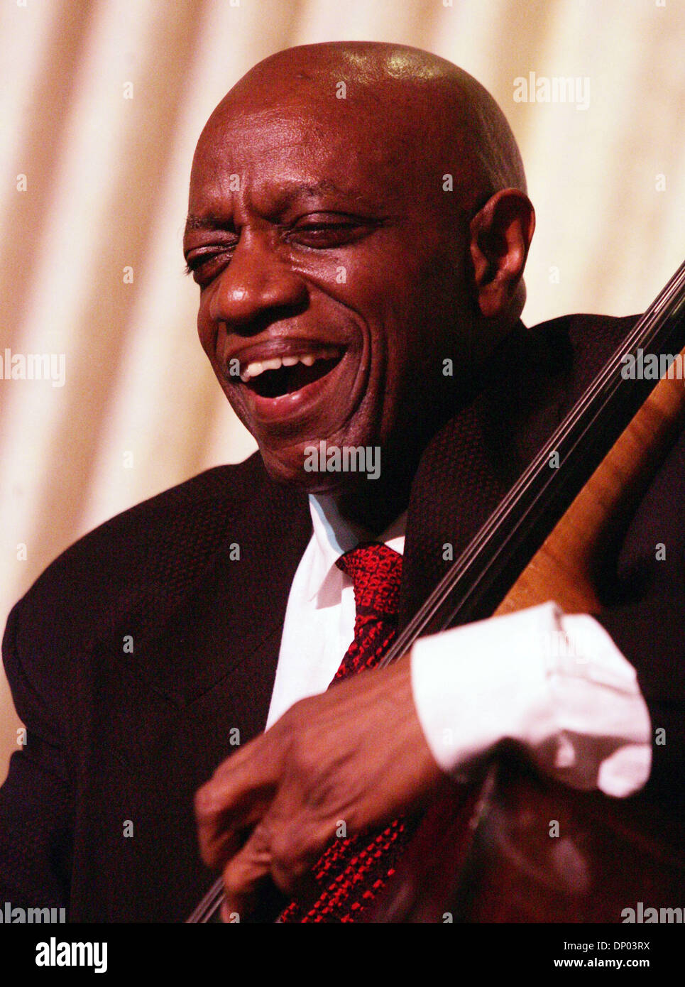 Feb 27, 2006; New York, NY, STATI UNITI D'AMERICA; artista jazz del bassista REGGIE WORKMAN presso le prestazioni e la presentazione del premio per la nuova scuola di jazz e musica contemporanea 2006 Beacon Awards Gala tenutosi presso l'Hotel Pierre. Credito: Foto di Nancy Kaszerman/ZUMA premere. (©) Copyright 2006 by Nancy Kaszerman Foto Stock