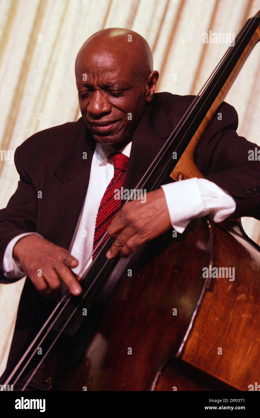 Feb 27, 2006; New York, NY, STATI UNITI D'AMERICA; artista jazz del bassista REGGIE WORKMAN presso le prestazioni e la presentazione del premio per la nuova scuola di jazz e musica contemporanea 2006 Beacon Awards Gala tenutosi presso l'Hotel Pierre. Credito: Foto di Nancy Kaszerman/ZUMA premere. (©) Copyright 2006 by Nancy Kaszerman Foto Stock