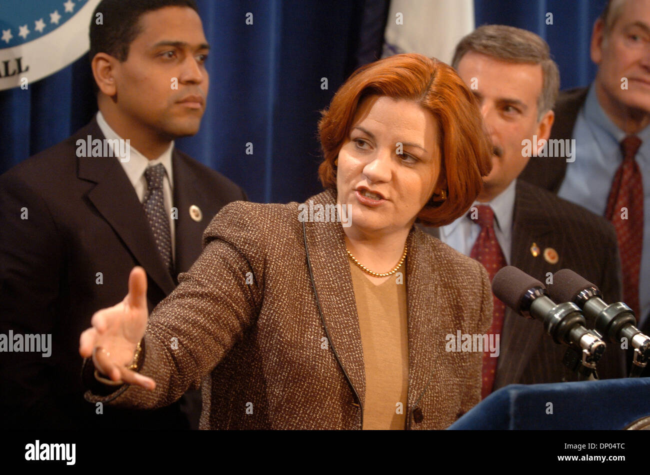 Mar 01, 2006; Manhattan, New York, Stati Uniti d'America; New York City Council speaker CHRISTINE QUINN, circondato da tutti i membri del Consiglio, annuncia il Consiglio ignora sindaco Bloomberg il veto sulle cure sanitarie Security Act (HCSA) nel corso di una conferenza stampa presso il Municipio. Il HCSA richiede che i datori di lavoro nell'industria di generi alimentari di fornire un sostegno finanziario per i loro dipendenti le spese sanitarie, ma Foto Stock