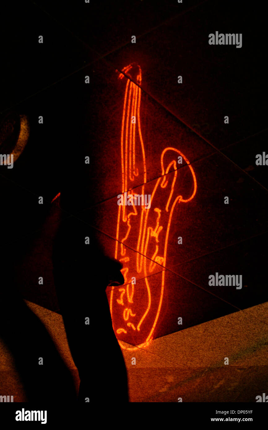 Mar 03, 2006; Jakarta, Indonesia; una scritta al neon di sassofono è posizionato su uno stadio all'interno di un luogo durante il Jakarta International Java Jazz Festival 2006. Intorno al 1200 gli artisti interpreti o esecutori in scena e migliaia di appassionati di jazz hanno apprezzato la performance in tre giorni di festival di jazz. Raffigurata sul Mar 3, 2006. Credito: Foto di Toto Santiko Budi/JiwaFoto/ZUMA premere. (?) Copyright 2006 by J Foto Stock