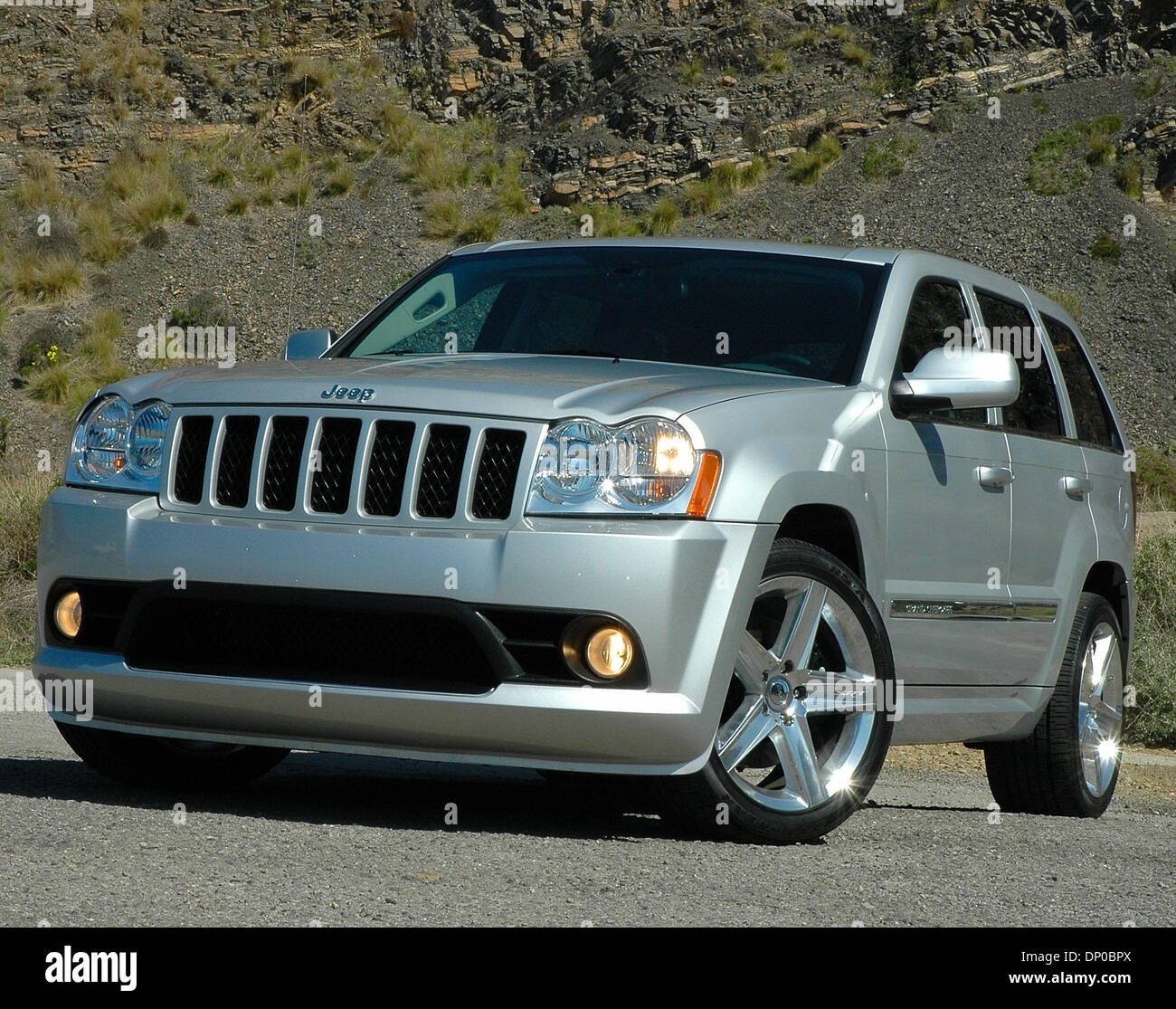 Mar 07, 2006; Los Angeles, CA, Stati Uniti d'America; Chrysler ad elevate prestazioni SRT (Street e Race Technology) divisione ha preso la Jeep Grand Cherokee STR8 ad un livello molto più elevato di styling, potenza e prestazioni con 0-60mph sotto 5sec., 0-100-0 in 19.2sec. e un 60-0mph distanza di frenatura di 125m. Il nuovo Grand Cherokee SRT8 è un hot rod direttamente dalla fabbrica senza reale necessità per dopo Foto Stock