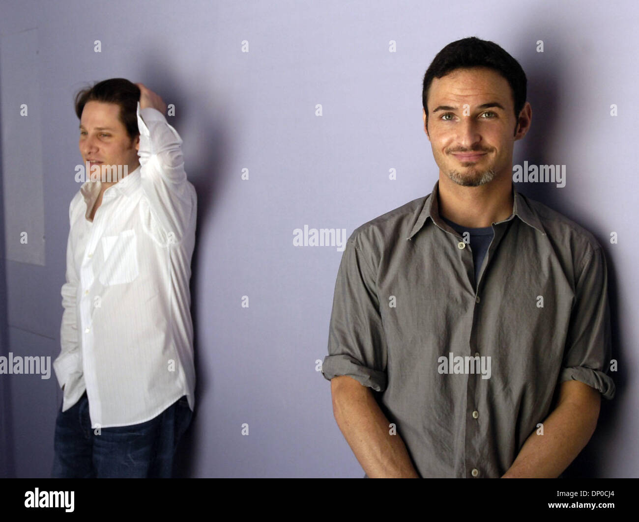 Mar 08, 2006; San Francisco, CA, Stati Uniti d'America; sceneggiatore JASON SMILOVIC, sinistra, e Robert S. KRAVIS parlare del suo nuovo film 'numero fortunato Slevin,' al Clift Hotel in San Francisco, quali stelle Josh Hartnett Morgan Freeman e. Egli è una giovane Hollywood sfrecciare kid (30 o così) chi è in produzione come creatore e executive e produttore di una TV NBC serie denominata "rapiti". Obbligatorio Credi Foto Stock