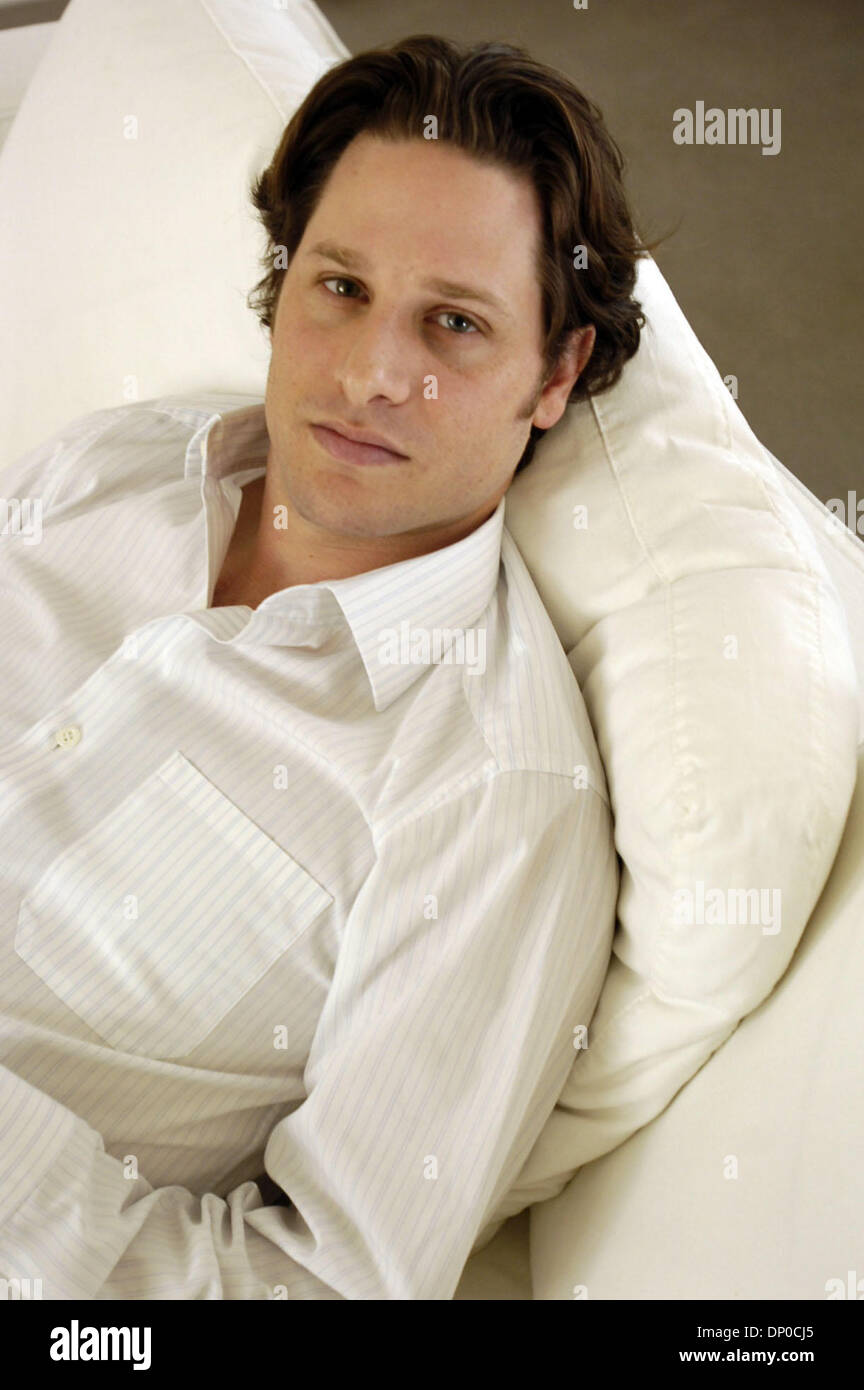 Mar 08, 2006; San Francisco, CA, Stati Uniti d'America; sceneggiatore JASON SMILOVIC parla del suo nuovo film 'numero fortunato Slevin,' al Clift Hotel in San Francisco, quali stelle Josh Hartnett Morgan Freeman e. Egli è una giovane Hollywood sfrecciare kid (30 o così) chi è in produzione come creatore e executive e produttore di una TV NBC serie denominata "rapiti". Credito: foto di Michael A. Jon Foto Stock