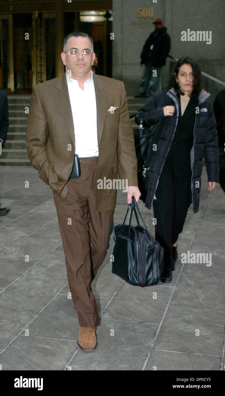 Mar 09, 2006; Manhattan, New York, Stati Uniti d'America; John Gotti JR. esce Manhattan corte federale. La giuria è in deliberazioni come John Gotti Jr è caricato con il racket e riportando i 1992 attacco su Curtis Sliwa, fondatore degli Angeli Custodi, che era stato rapito e ucciso da due membri della criminalità Gambino famiglia. Credito: Foto di Bryan Smith/ZUMA premere. (©) Copyright 2006 by B Foto Stock