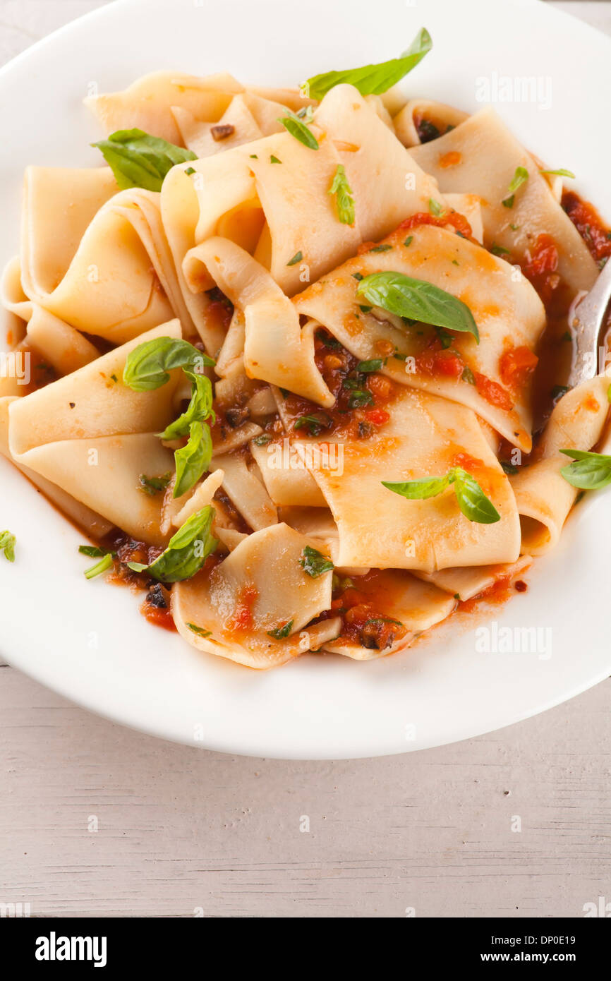 Tagliatelle di pasta con pomodoro Foto Stock