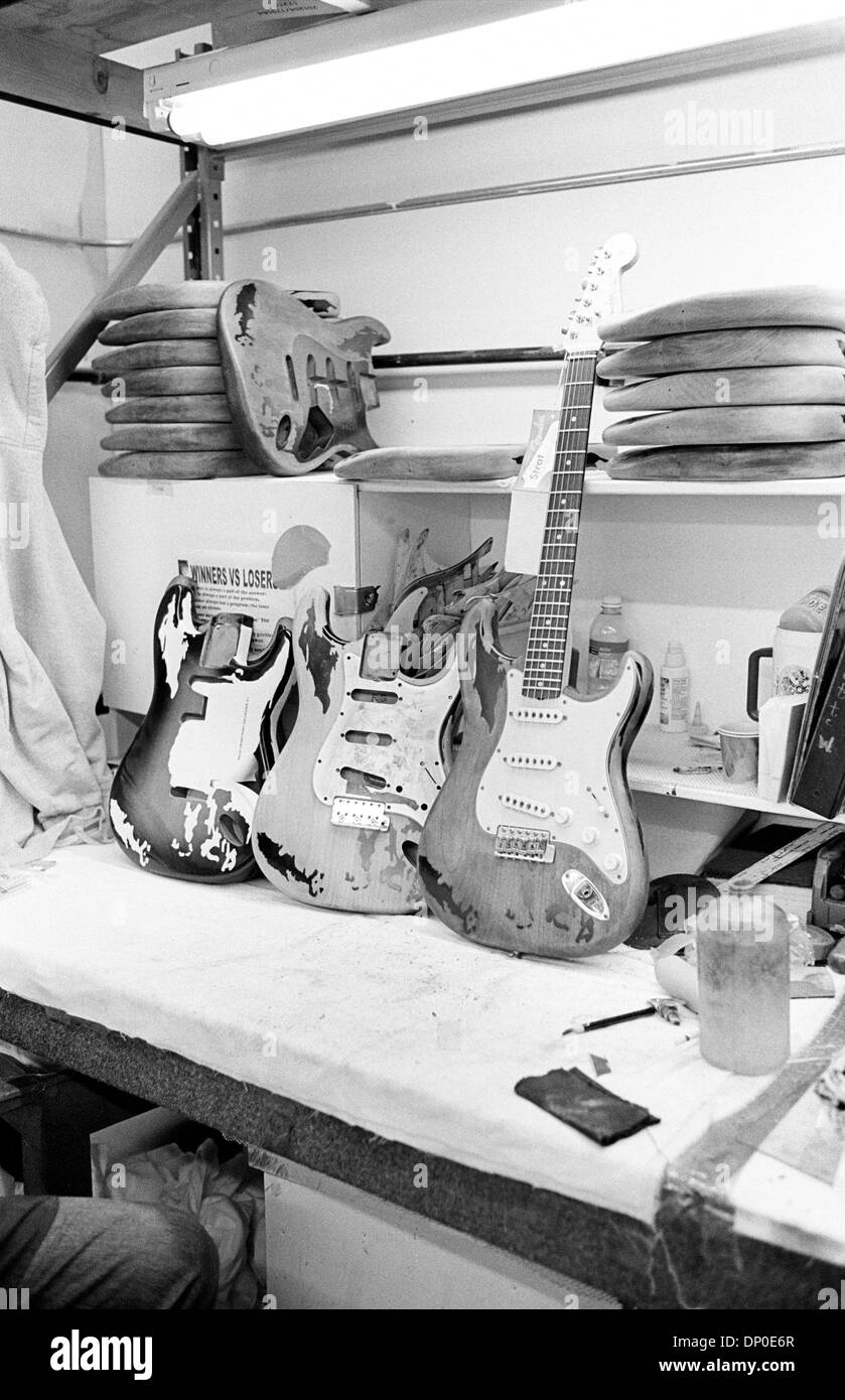 Mar 13, 2006; Corona, CA, Stati Uniti d'America; file foto: agosto 2004; Corona impianto sul parafango. Le tre fasi del processo di invecchiamento chiamato "lic-ing' sul Fender Custom Shop Rory Gallagher Stratocaster modello. Quest'anno, 2006, Fender Musical Instruments Corporation (FMIC) festeggia il sessantesimo anniversario della società, che è cresciuta da una piccola operazione nella California del Sud nel mondo di principale Foto Stock