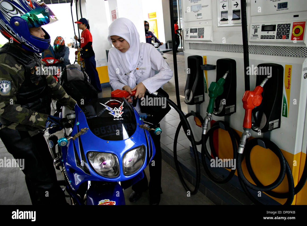 Mar 17, 2006; Jakarta, Indonesia; ShellÕs una stazione di benzina officer in Slipi, centro di Jakarta riempie nel carburante per motocicli. Shell è la prima società estera che apre la stazione di benzina in Indonesia. Fino adesso Shell ha aperto tre stazioni di benzina a Jakarta. I piani della shell per costruire 400 stazioni di benzina in Indonesia entro otto anni. Credito: Foto di Toto Santiko Budi/JiwaFot Foto Stock