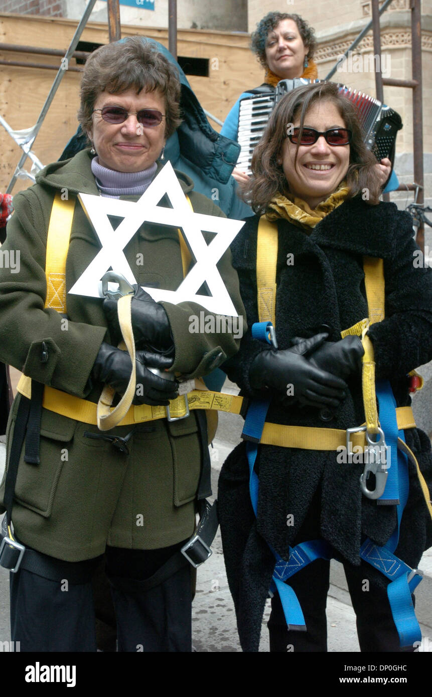 Mar 19, 2006; Manhattan, New York, Stati Uniti d'America; Eldridge Street fondatore del progetto Roberta Gratz e sua figlia Laura tenere la stella di Davide prima di essere sollevata in un braccio per collocarlo in cima alla torre. Il sollevamento e ancoraggio della centrale Terminale per tenda ornamentali completa il restauro della facciata del Eldridge Street sinagoga. La Eldridge Street sinagoga è la prima sinagoga di New York costruito Foto Stock