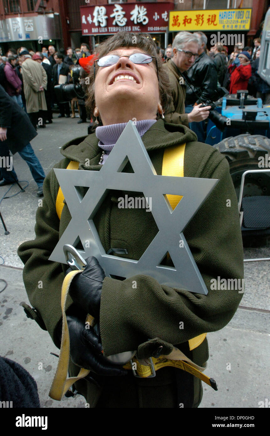 Mar 19, 2006; Manhattan, New York, Stati Uniti d'America; Eldridge Street fondatore del progetto ROBERTA GRATZ guarda come lei si mantiene la Stella di David prima di essere sollevata in un braccio per collocarlo in cima alla torre. Il sollevamento e ancoraggio della centrale Terminale per tenda ornamentali completa il restauro della facciata del Eldridge Street sinagoga. La Eldridge Street sinagoga è la prima sinagoga di New York costruito da Ea Foto Stock