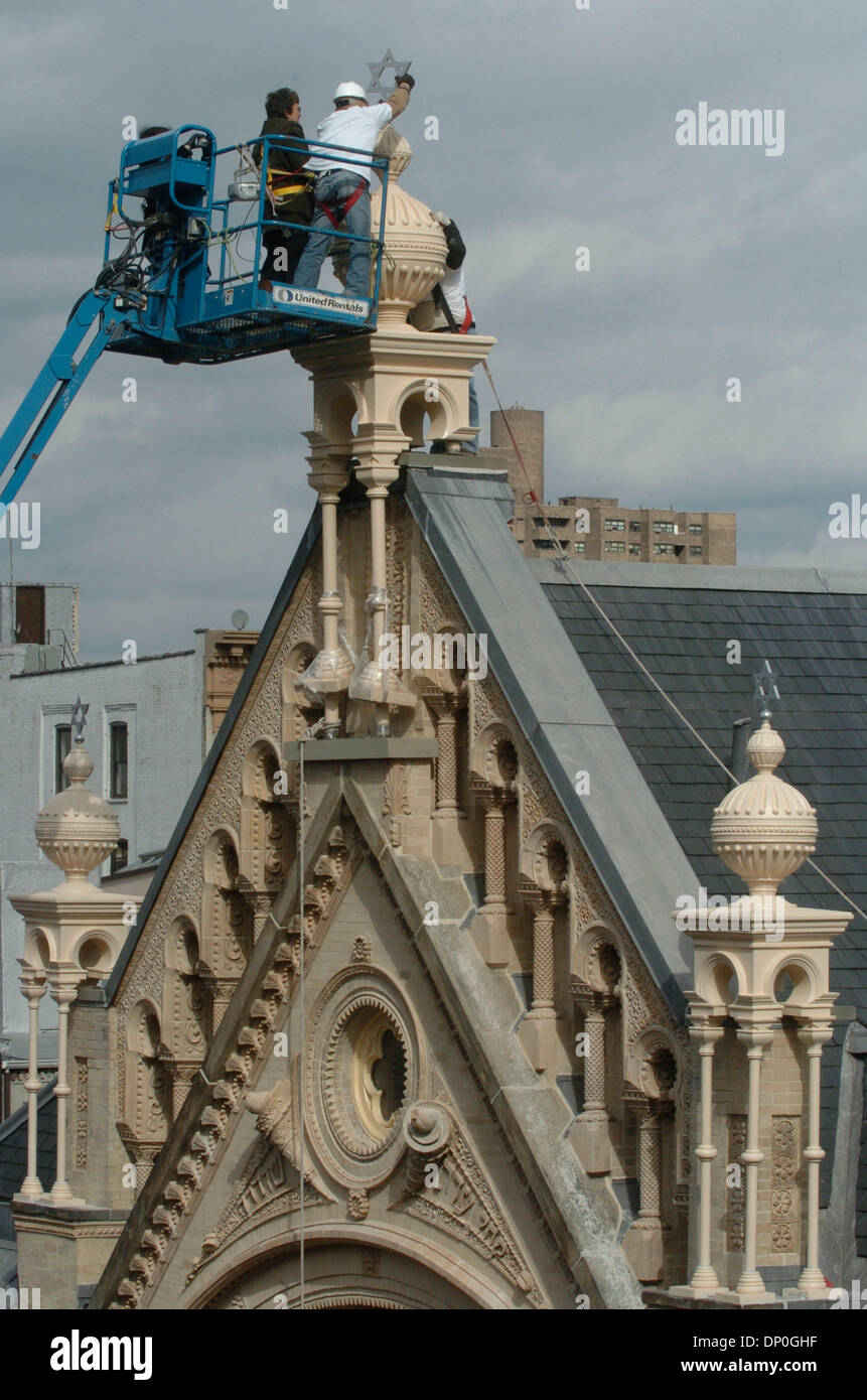 Mar 19, 2006; Manhattan, New York, Stati Uniti d'America; Eldridge Street fondatore del progetto ROBERTA GRATZ luoghi la stella di Davide in cima alla torre. Il sollevamento e ancoraggio della centrale Terminale per tenda ornamentali completa il restauro della facciata del Eldridge Street sinagoga. La Eldridge Street sinagoga è la prima sinagoga di New York costruito da Oriente Ebrei europei ed è stato completato nel 1887 ed è cittadino Foto Stock