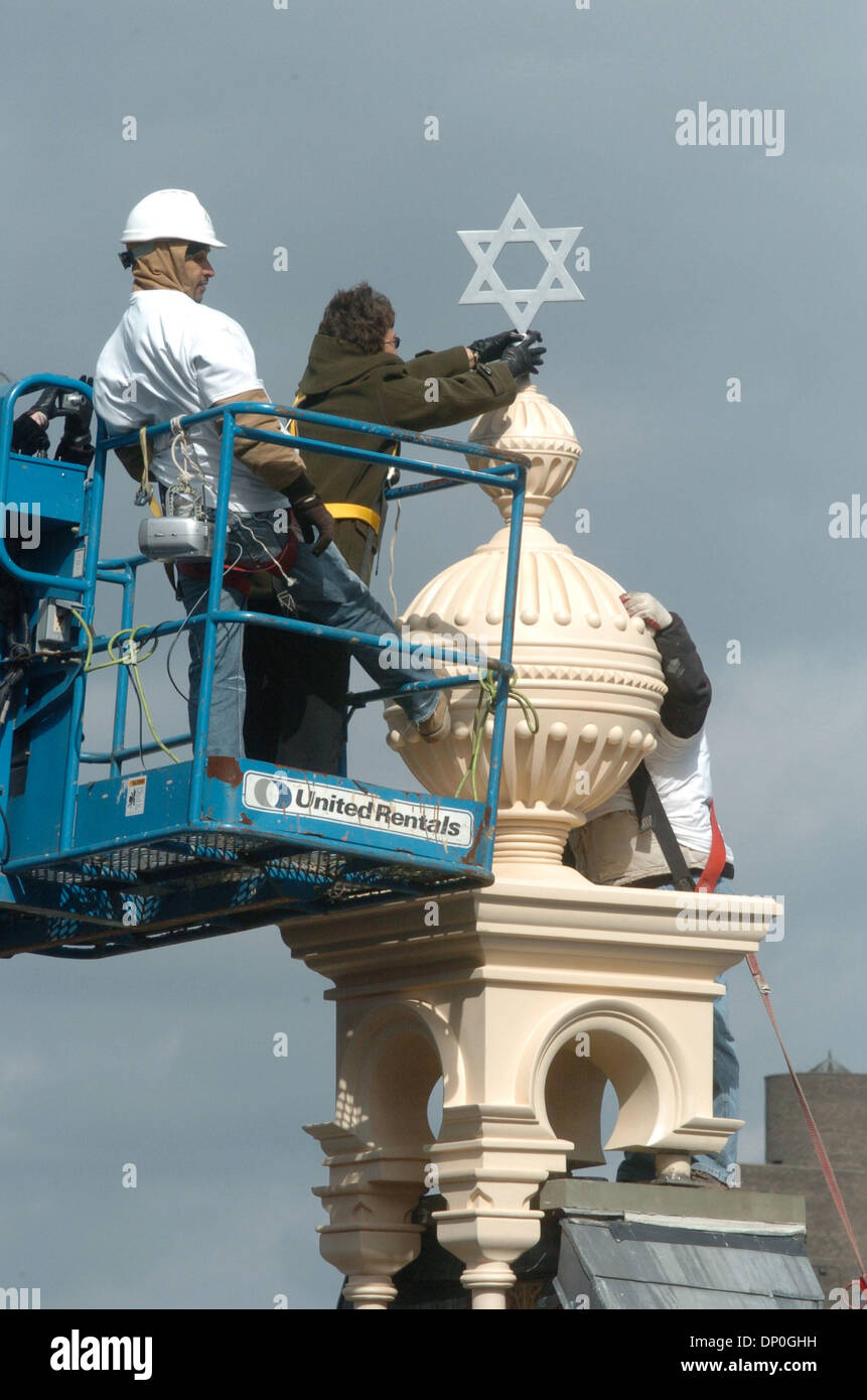 Mar 19, 2006; Manhattan, New York, Stati Uniti d'America; Eldridge Street fondatore del progetto ROBERTA GRATZ luoghi la stella di Davide in cima alla torre. Il sollevamento e ancoraggio della centrale Terminale per tenda ornamentali completa il restauro della facciata del Eldridge Street sinagoga. La Eldridge Street sinagoga è la prima sinagoga di New York costruito da Oriente Ebrei europei ed è stato completato nel 1887 ed è cittadino Foto Stock