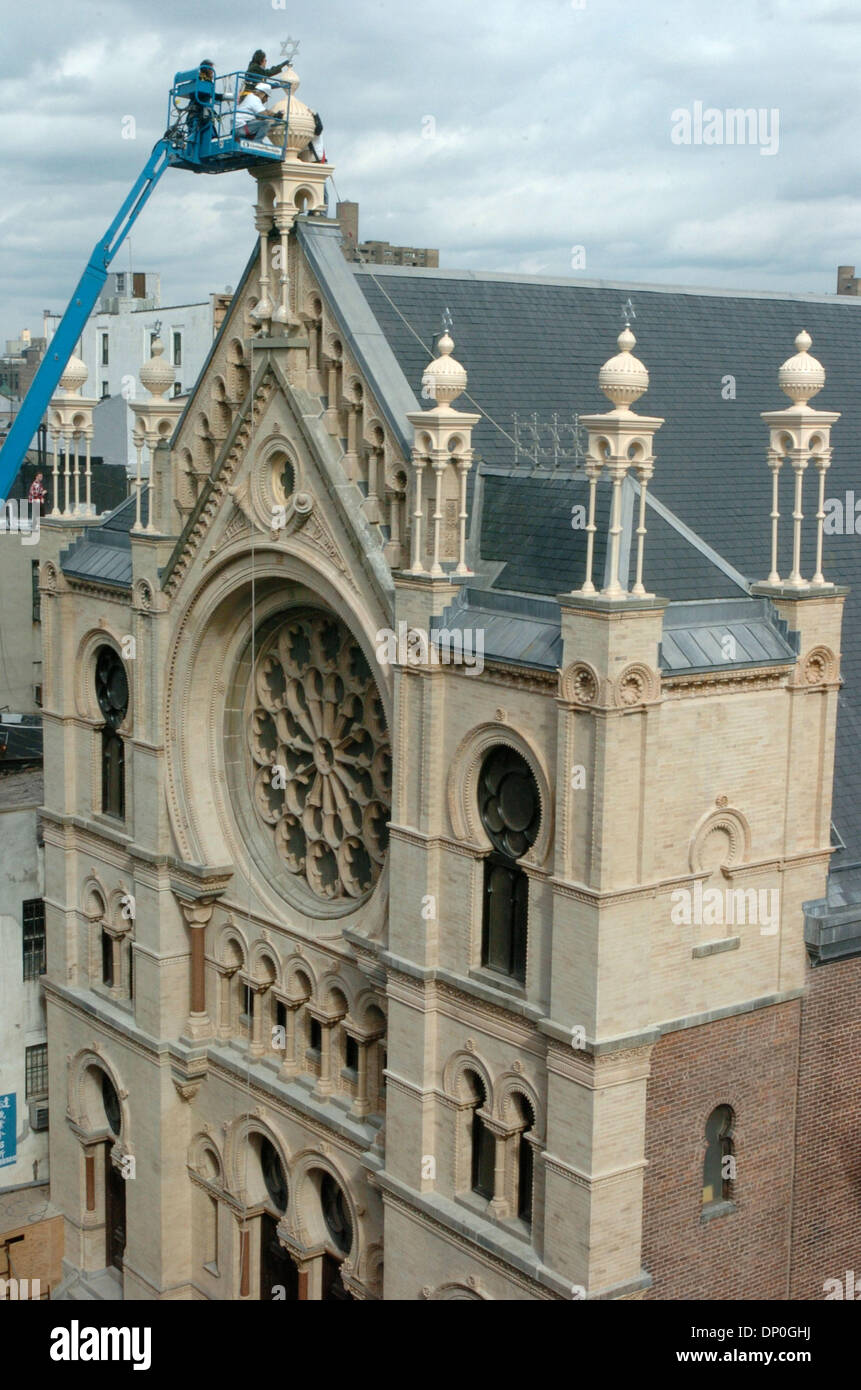 Mar 19, 2006; Manhattan, New York, Stati Uniti d'America; Eldridge Street fondatore del progetto ROBERTA GRATZ luoghi la stella di Davide in cima alla torre. Il sollevamento e ancoraggio della centrale Terminale per tenda ornamentali completa il restauro della facciata del Eldridge Street sinagoga. La Eldridge Street sinagoga è la prima sinagoga di New York costruito da Oriente Ebrei europei ed è stato completato nel 1887 ed è cittadino Foto Stock