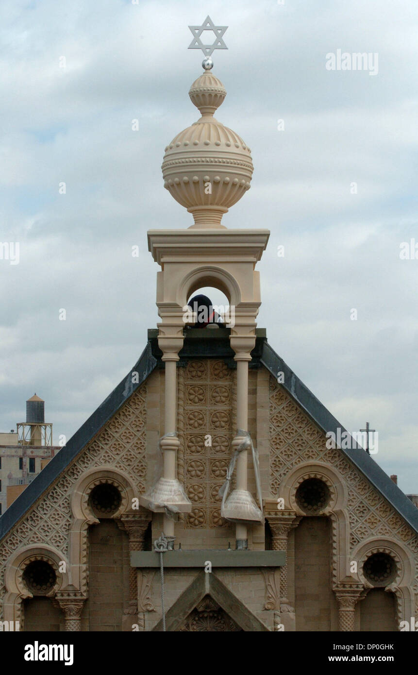 Mar 19, 2006; Manhattan, New York, Stati Uniti d'America; la stella di Davide in cima alla torre. Il sollevamento e ancoraggio della centrale Terminale per tenda ornamentali completa il restauro della facciata del Eldridge Street sinagoga. La Eldridge Street sinagoga è la prima sinagoga di New York costruito da Oriente Ebrei europei ed è stato completato nel 1887 ed è una Pietra Miliare Storica Nazionale. Credito: Foto di Bryan Foto Stock