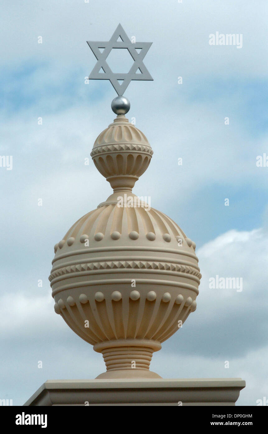Mar 19, 2006; Manhattan, New York, Stati Uniti d'America; la stella di Davide in cima alla torre. Il sollevamento e ancoraggio della centrale Terminale per tenda ornamentali completa il restauro della facciata del Eldridge Street sinagoga. La Eldridge Street sinagoga è la prima sinagoga di New York costruito da Oriente Ebrei europei ed è stato completato nel 1887 ed è una Pietra Miliare Storica Nazionale. Credito: Foto di Bryan Foto Stock