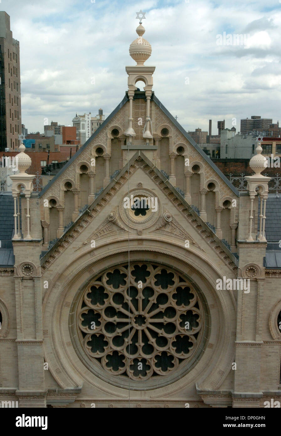 Mar 19, 2006; Manhattan, New York, Stati Uniti d'America; la stella di Davide in cima alla torre. Il sollevamento e ancoraggio della centrale Terminale per tenda ornamentali completa il restauro della facciata del Eldridge Street sinagoga. La Eldridge Street sinagoga è la prima sinagoga di New York costruito da Oriente Ebrei europei ed è stato completato nel 1887 ed è una Pietra Miliare Storica Nazionale. Credito: Foto di Bryan Foto Stock