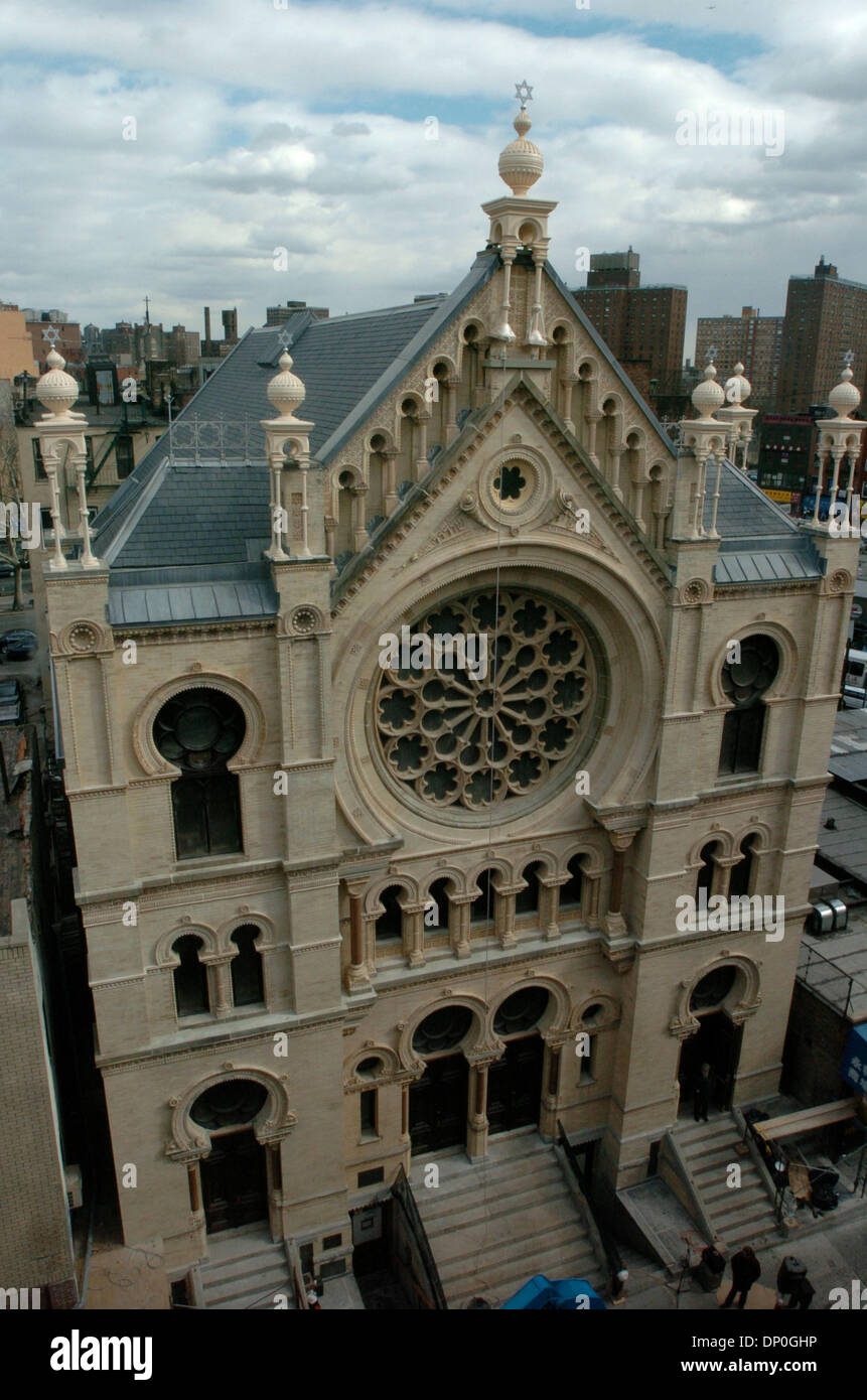 Mar 19, 2006; Manhattan, New York, Stati Uniti d'America; la stella di Davide in cima alla torre. Il sollevamento e ancoraggio della centrale Terminale per tenda ornamentali completa il restauro della facciata del Eldridge Street sinagoga. La Eldridge Street sinagoga è la prima sinagoga di New York costruito da Oriente Ebrei europei ed è stato completato nel 1887 ed è una Pietra Miliare Storica Nazionale. Credito: Foto di Bryan Foto Stock