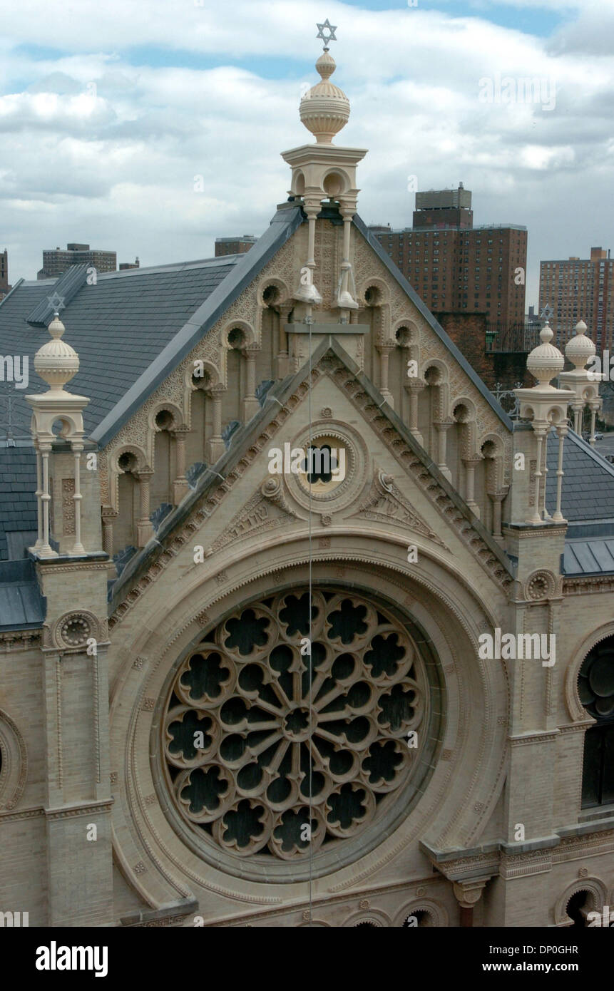 Mar 19, 2006; Manhattan, New York, Stati Uniti d'America; la stella di Davide in cima alla torre. Il sollevamento e ancoraggio della centrale Terminale per tenda ornamentali completa il restauro della facciata del Eldridge Street sinagoga. La Eldridge Street sinagoga è la prima sinagoga di New York costruito da Oriente Ebrei europei ed è stato completato nel 1887 ed è una Pietra Miliare Storica Nazionale. Credito: Foto di Bryan Foto Stock