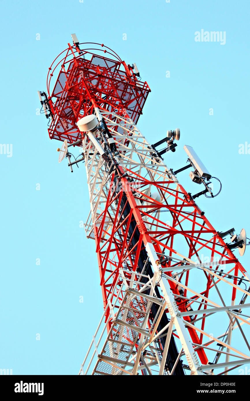 Antenna del telefono sul cielo blu. Foto Stock