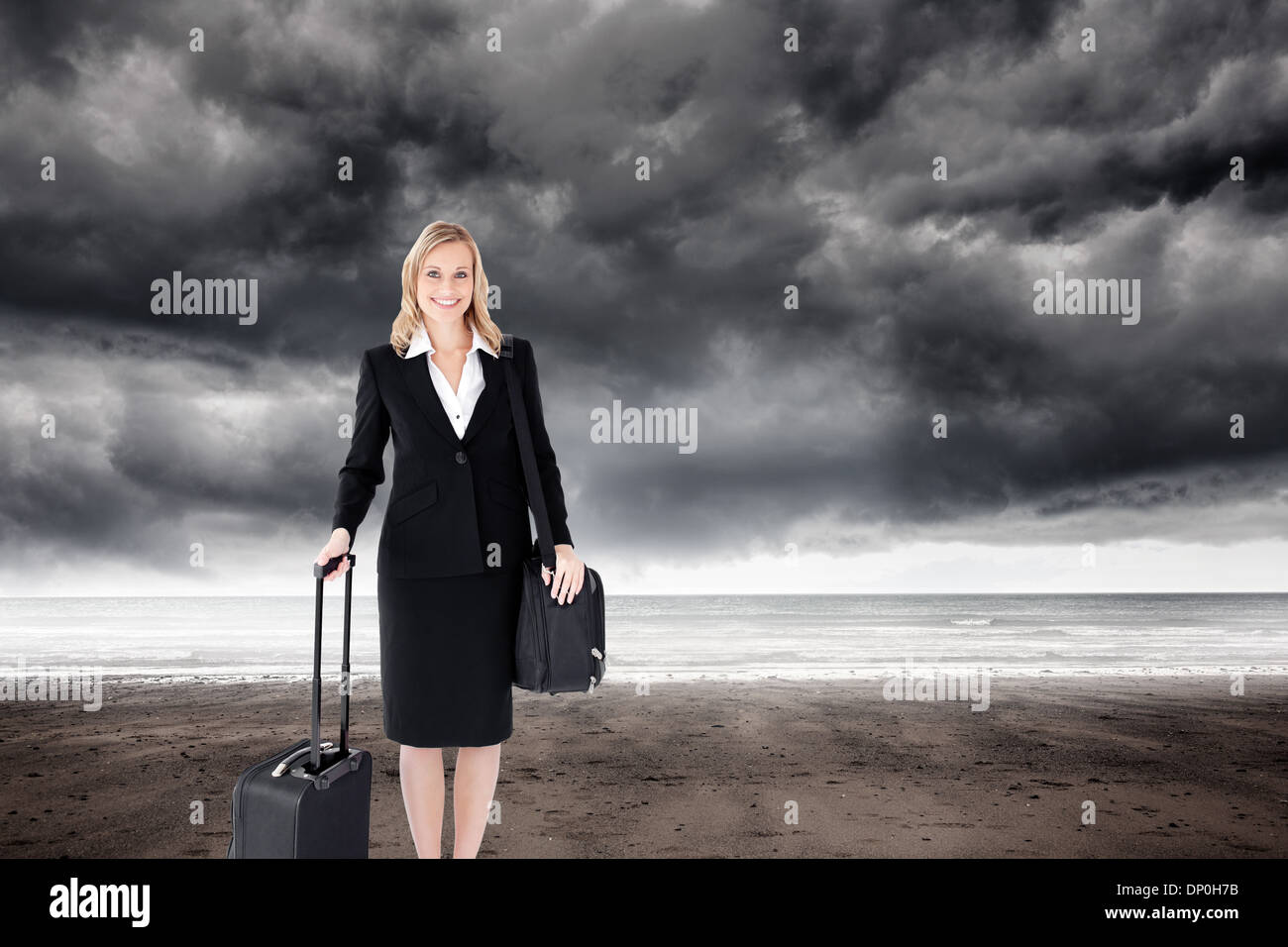 Immagine composita di sorridere imprenditrice tenendo una valigia Foto Stock