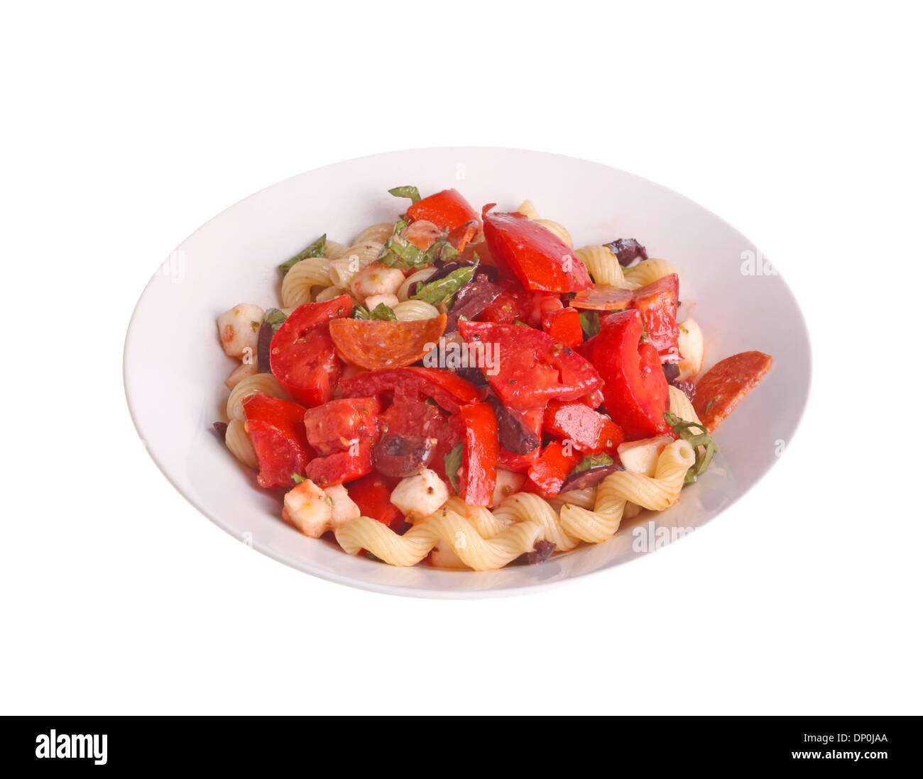 Piastra del fatto in casa, cavatappi a freddo o cellentani insalata di pasta (pasta fredda) con basilico fresco e pomodori Foto Stock