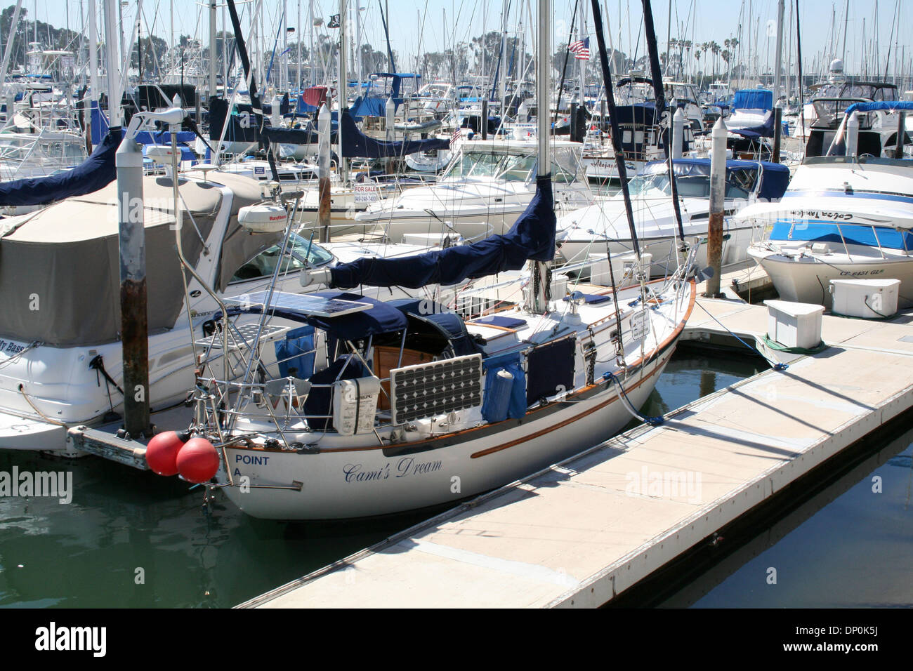 Mar 24, 2006; Dana Point, CA, Stati Uniti d'America; si trova circa a metà strada tra Los Angeles e San Diego sulla parte meridionale della Contea di Orange Coast, Dana Point Harbor è veramente uno dei più spettacolari man-made porti nel mondo. Il porto e la città adiacenti sono denominati dopo Richard Henry Dana. Nella foto: un battello chiamato 'Camilla' parcheggiato presso la banchina. Credito: Foto di Camilla Zenz/ZUMA premere Foto Stock