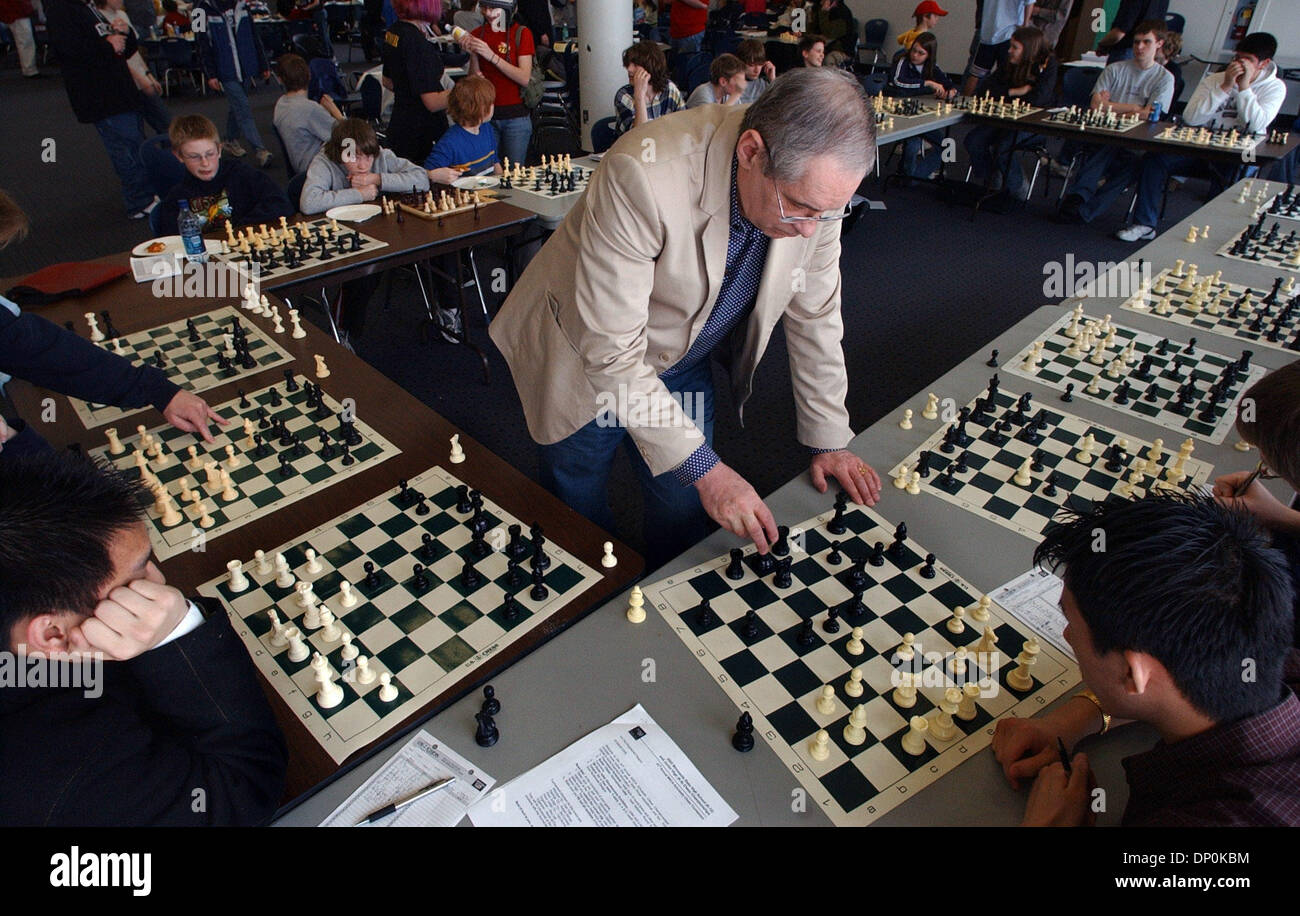 Mar 25, 2006; Eagan, MN, Stati Uniti d'America; International Chess master  Victor Adler riproduce 19 giochi di scacchi contemporaneamente contro i  giocatori dal 2006 Minnesota State High School e Junior High campionati