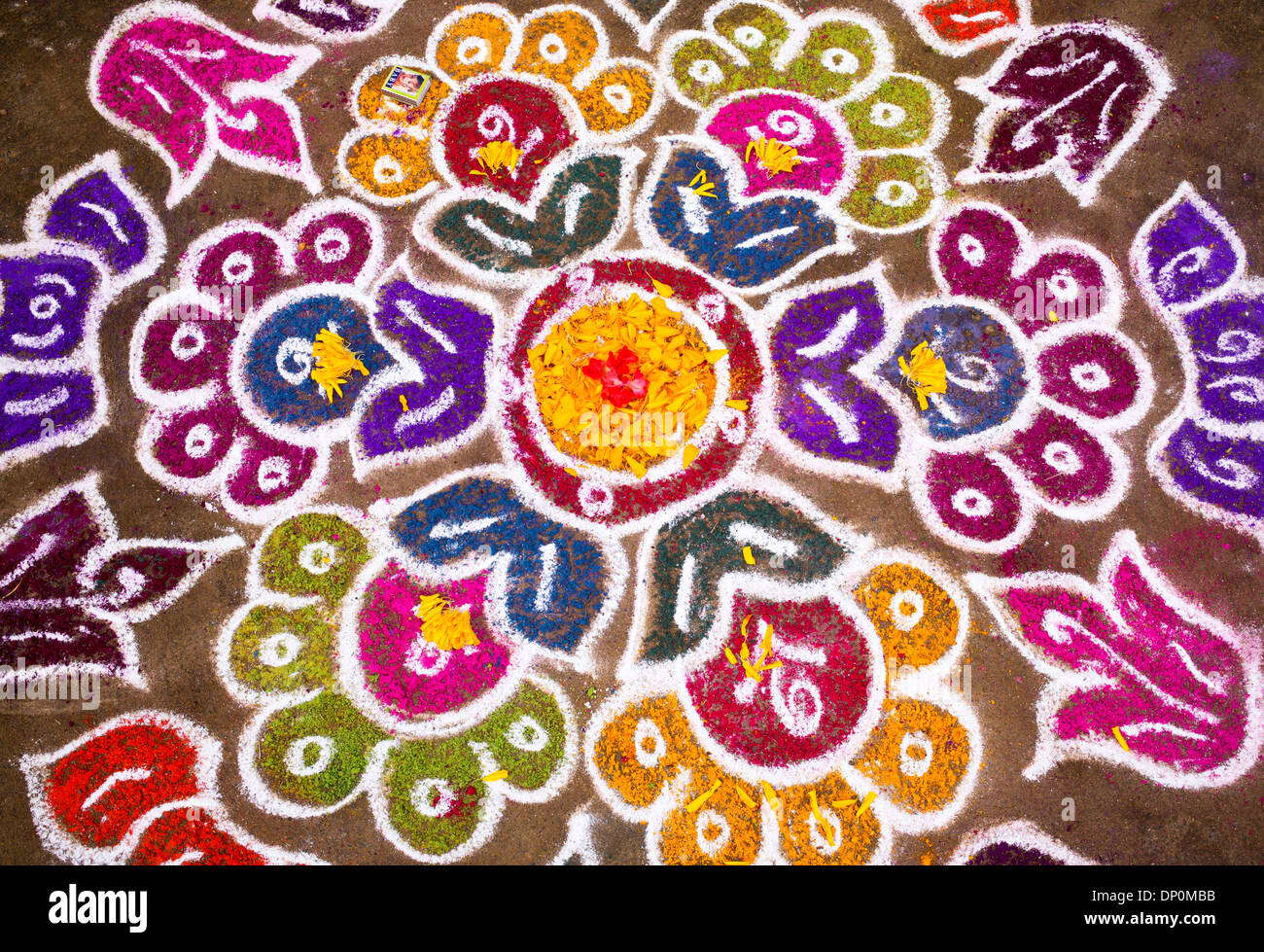 Rangoli festival di polvere colorata design e fiori in un Indiano street. Andhra Pradesh, India Foto Stock