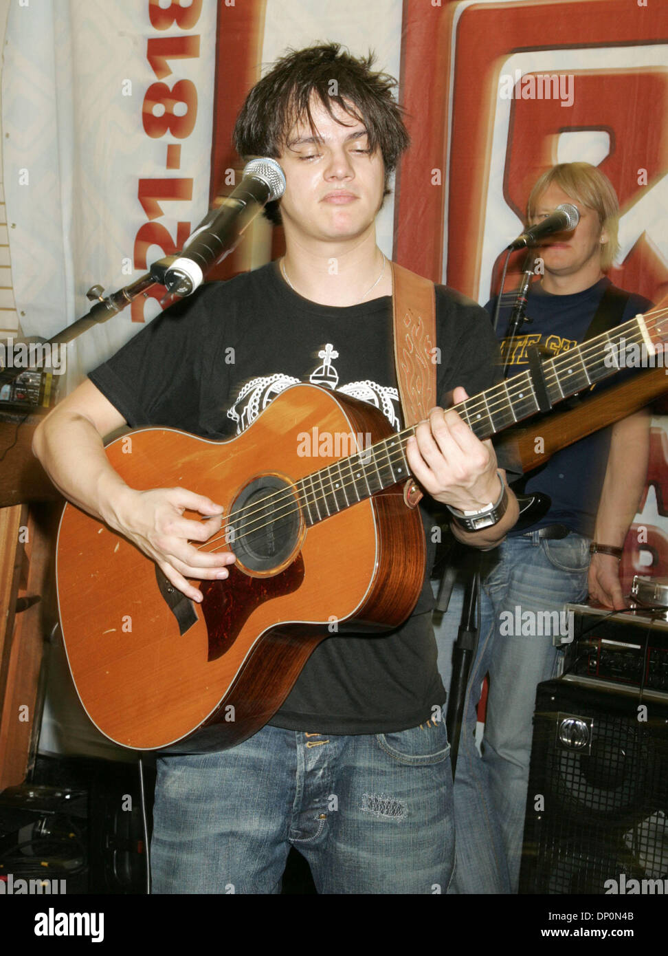 Mar 29, 2006; New York, NY, STATI UNITI D'AMERICA; musicista JAMIE CULLUM esegue e promuove il suo nuovo cd "Racconti di cattura' a J&R musica mondiale. Credito: Foto di Nancy Kaszerman/ZUMA premere. (©) Copyright 2006 by Nancy Kaszerman Foto Stock