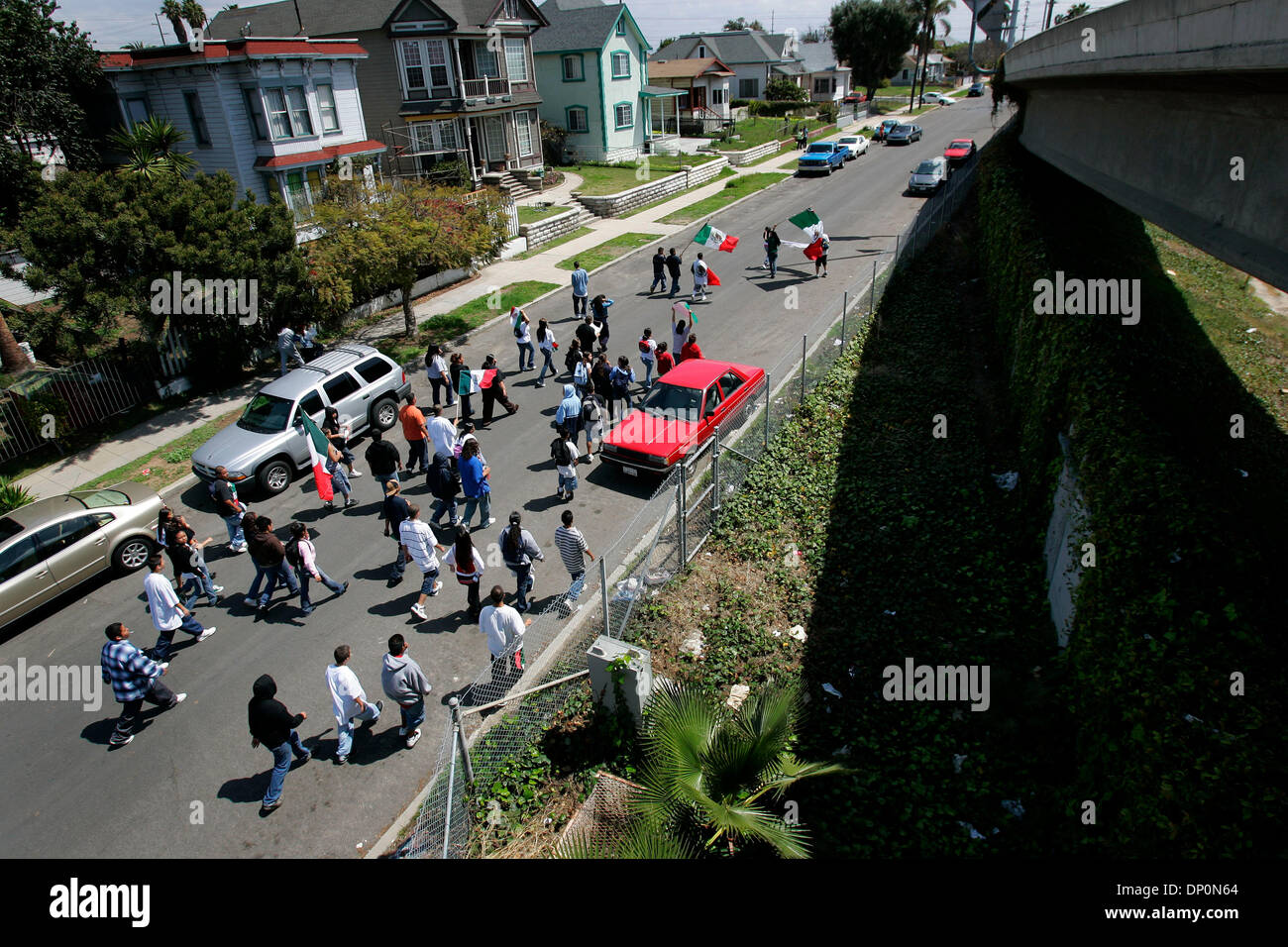 Mar 30, 2006; San Diego, CA, Stati Uniti d'America; gli studenti di San Diego scuole della zona protesta congressional bill HR 4437] giovedì 30 marzo, 2006. Essi sono a piedi su Kearney Ave. in altezze di Logan. Credito: Foto di KC Alfred/SDU-T/ZUMA premere. (©) Copyright 2006 by SDU-T Foto Stock