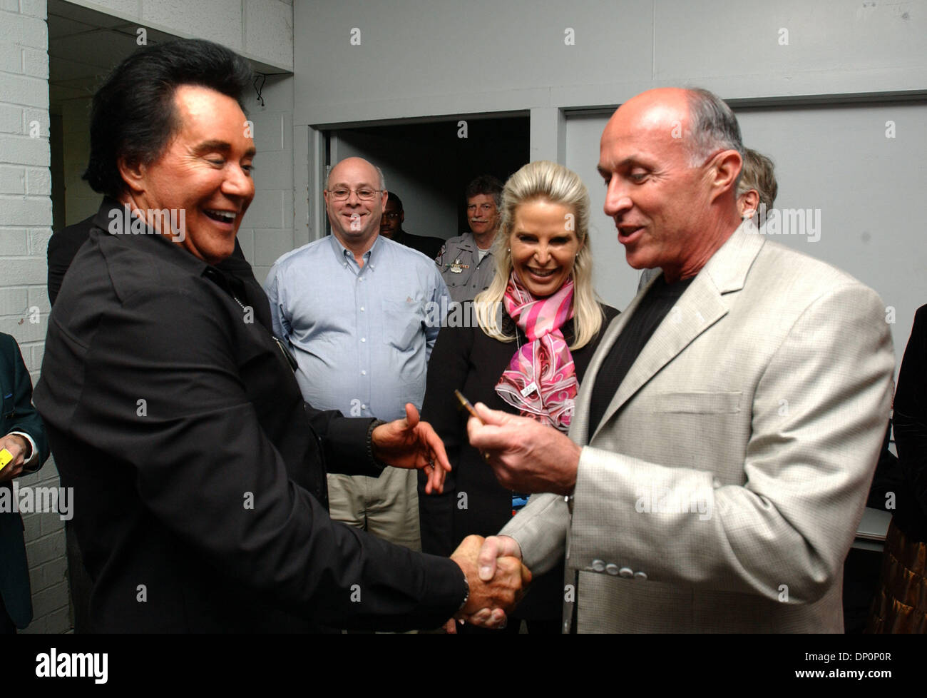 Mar 31, 2006; Fayetteville, NC, USA; Singer WAYNE NEWTON  meets with the Major General Commanding Officer of Fort Bragg Army Base after he performed at  the Crown Theatre located in Fayetteville, NC.  Earlier in the day Mr. Newton visited the local Veterans Hospital patients and spoke with troops at Fort Bragg located in North Carolina. Mandatory Credit: Photo by Jason Moore/ZUMA P Foto Stock