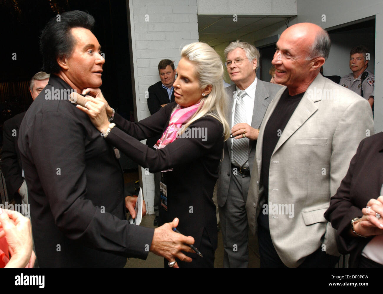 Mar 31, 2006; Fayetteville, NC, USA; Singer WAYNE NEWTON and wife KATHLEEN NEWTON pins a label pin on him as the Major General of Fort Bragg looks on after Mr. Newton performed  at  the Crown Theatre located in Fayetteville, NC.  Earlier in the day Mr. Newton visited the local Veterans Hospital patients and spoke with troops at Fort Bragg located in North Carolina.  Mandatory Credi Foto Stock