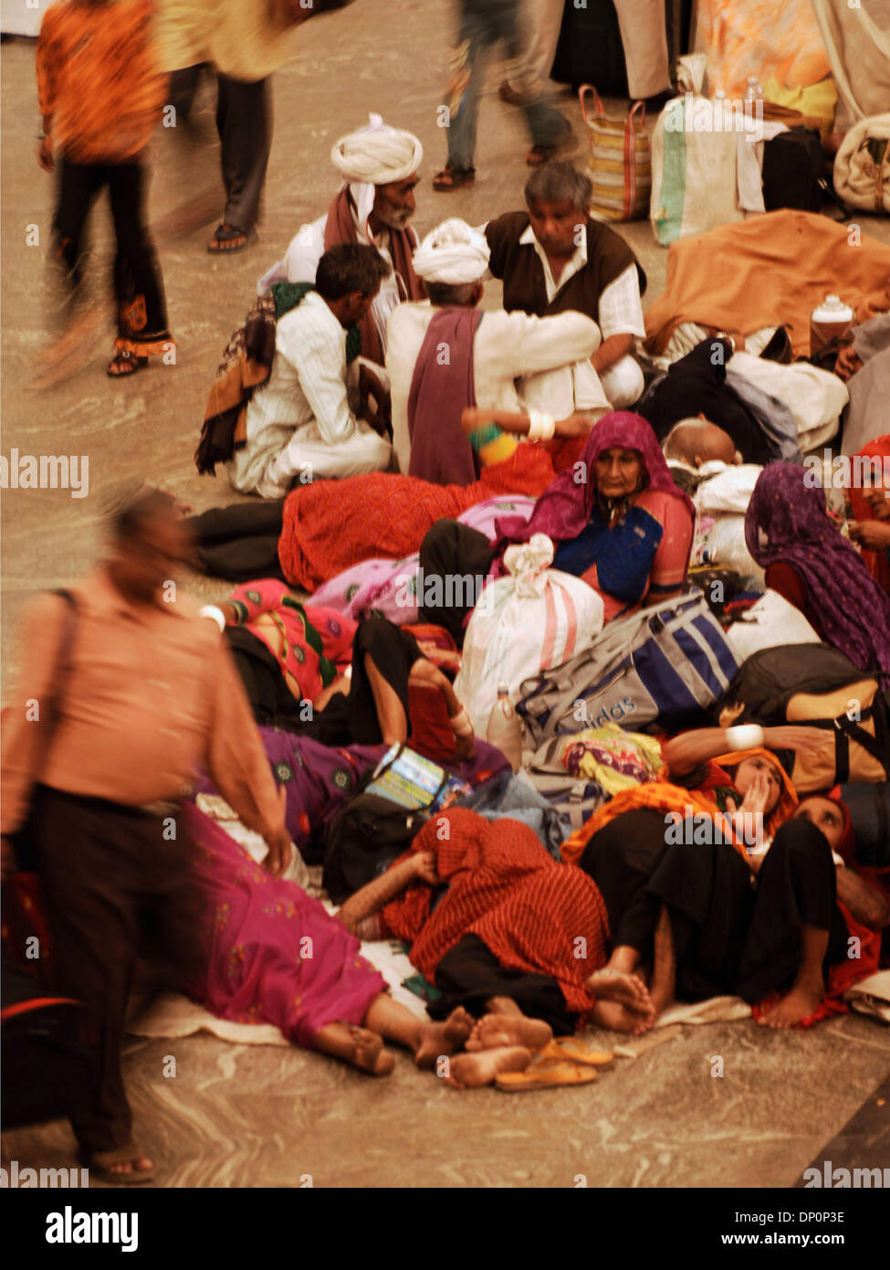 Mar 31, 2006; di Chennai, nello Stato del Tamil Nadu, India; attesa per il treno in Tamil Nadu India. Credito: Foto di Daniel Wilkinson/Daniel Wilkinson. (©) Copyright 2006 da Daniel Wilkinson Foto Stock