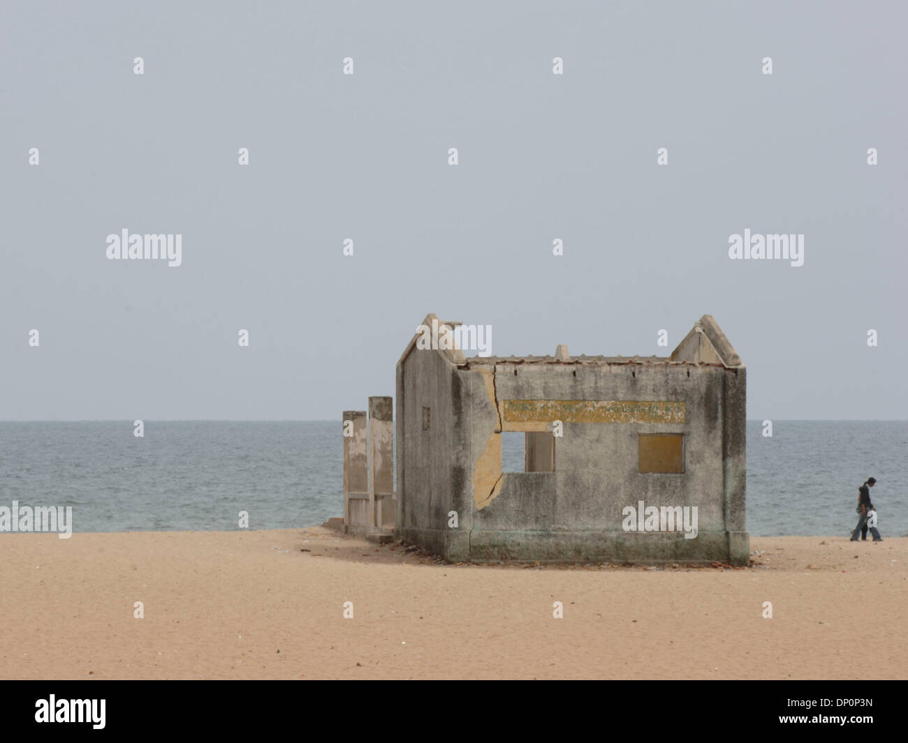 Mar 31, 2006; di Chennai, nello Stato del Tamil Nadu, India; unica casa ancora a sinistra sulla spiaggia dopo lo tsunami, Elliots Beach, Tamil Nadu. Credito: Foto di Daniel Wilkinson/Daniel Wilkinson. (©) Copyright 2006 da Daniel Wilkinson Foto Stock