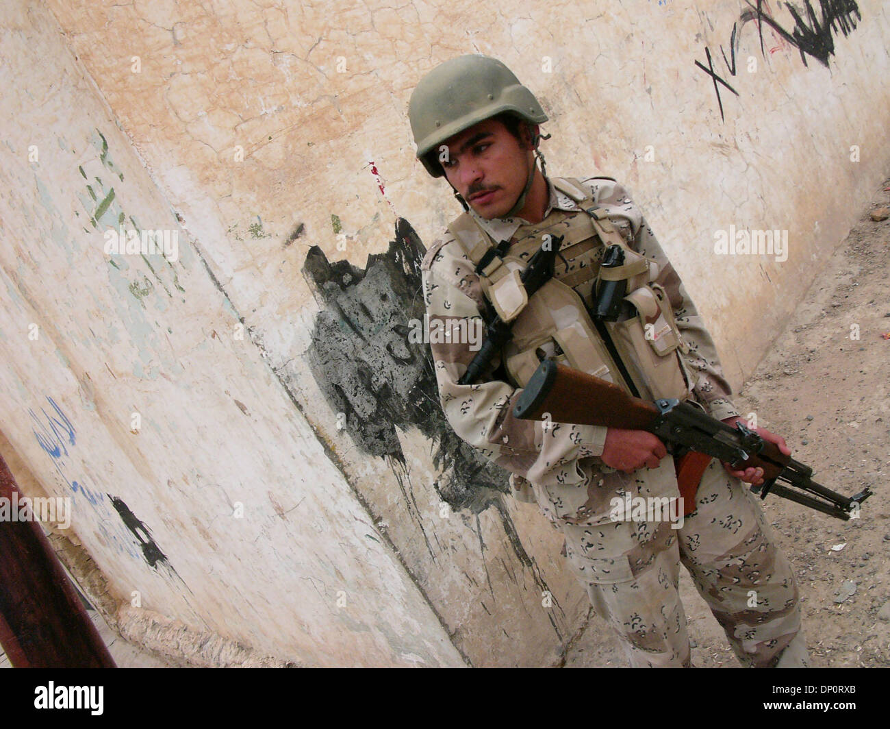 Apr 01, 2006; Bayji, Saluhidin, Iraq; un junedi dal 1 Co 4 del 2° Brigata, 4 IA Divisione, durante una pattuglia attraverso Bayji, Iraq, su Aprile 1, 2006. Credito: Foto di Bill Putnam/ZUMA premere. (©) Copyright 2006 da Bill Putnam Foto Stock