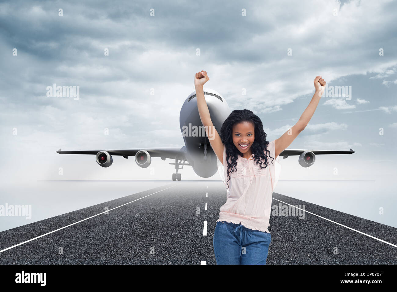 Immagine composita di una giovane donna felice sta con le mani in aria Foto Stock