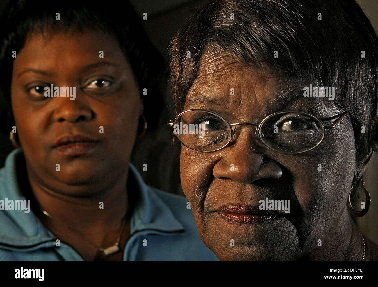 Apr 08, 2006; St. Paul, MN, Stati Uniti d'America; Nonostante perdere tutto durante l uragano Katrina, Marlene Baker's Madre, Eula Mosley, 73 (occhiali), vuole tornare a New Orleans. Mosley è attualmente vivono in San Paolo. Credito: Foto di Jim Gehrz/ZUMA premere. (©) Copyright 2006 by Minneapolis Star T Foto Stock