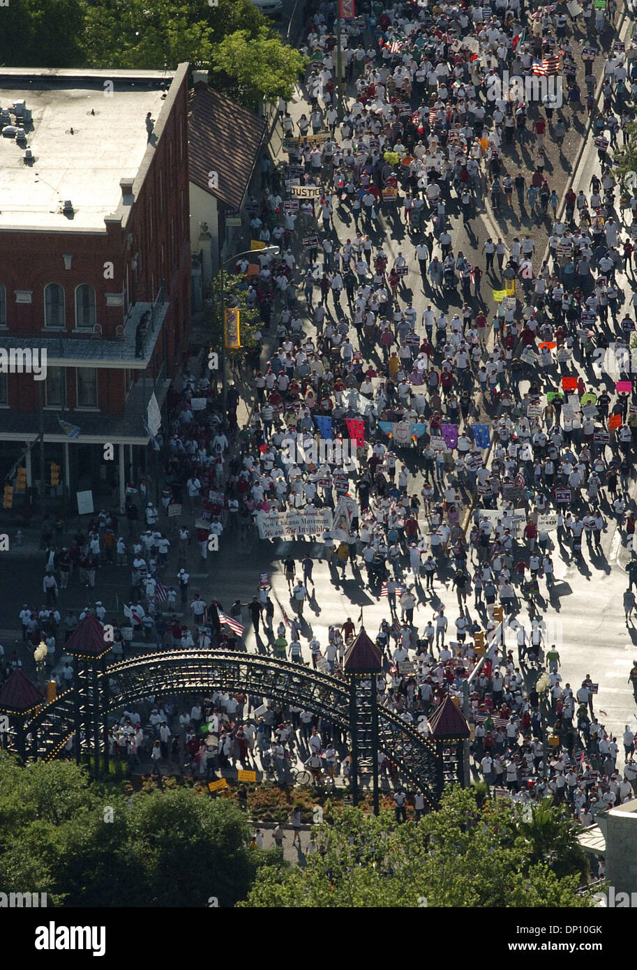 Apr 10, 2006; San Antonio, TX, Stati Uniti d'America; migliaia di persone che partecipano a un immigrato diritti marzo arriva a Hemisfair Plaza il lunedì 10 aprile, 2006. Credito: Foto da B Calzada/San Antonio Express-News/ZUMA premere. (©) Copyright 2006 by San Antonio Express-News Foto Stock