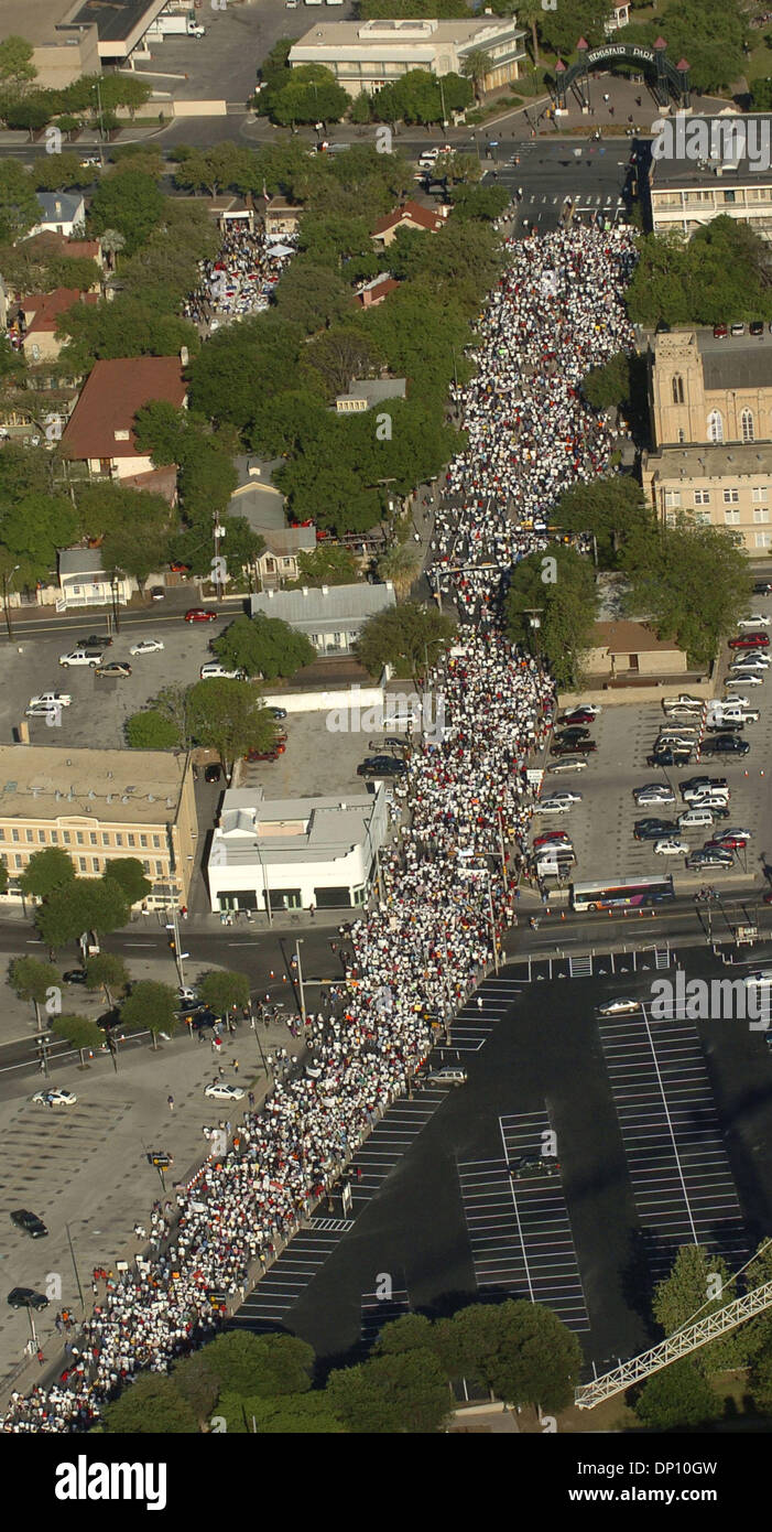 Apr 10, 2006; San Antonio, TX, Stati Uniti d'America; migliaia di persone alla marcia per i diritti degli immigrati attraverso il centro cittadino di San Antonio il lunedì 10 aprile, 2006. Credito: Foto da B Calzada/San Antonio Express-News/ZUMA premere. (©) Copyright 2006 by San Antonio Express-News Foto Stock