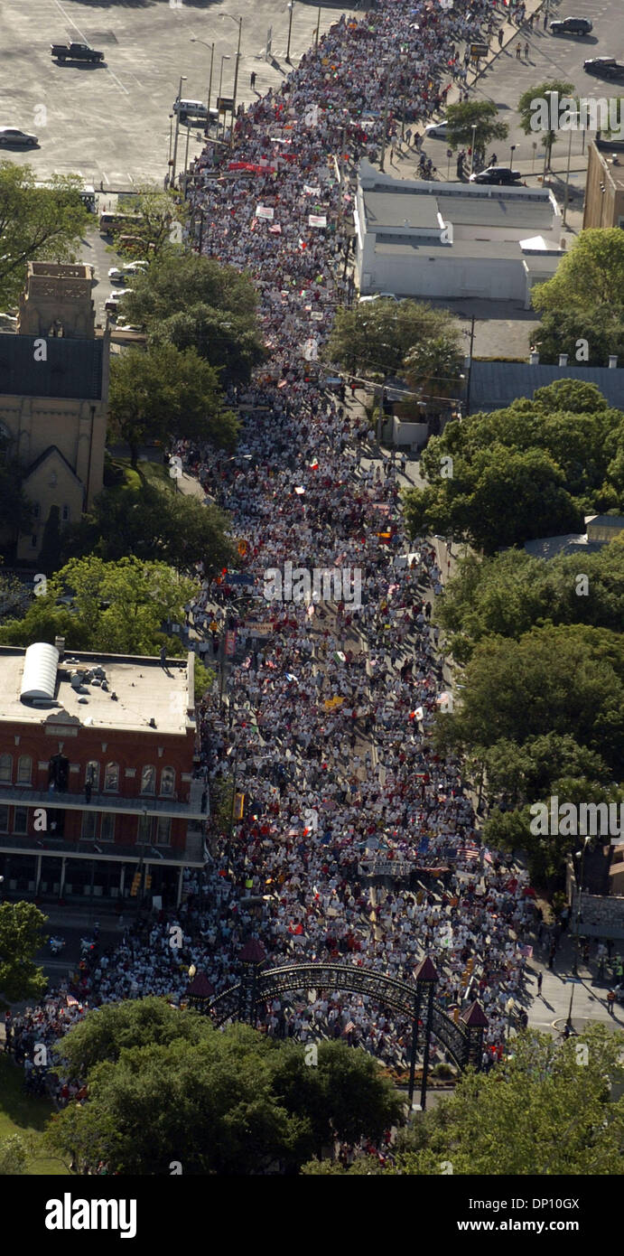 Apr 10, 2006; San Antonio, TX, Stati Uniti d'America; migliaia di persone alla marcia per i diritti degli immigrati attraverso il centro cittadino di San Antonio il lunedì 10 aprile, 2006. Credito: Foto da B Calzada/San Antonio Express-News/ZUMA premere. (©) Copyright 2006 by San Antonio Express-News Foto Stock