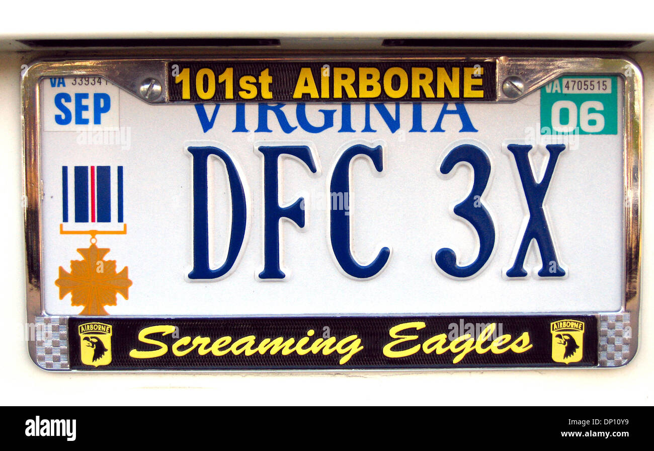 Apr 11, 2006; Arlington, VA, Stati Uniti d'America; membro dell'101st Airborne con una licenza personalizzata piastra che rappresenta gli illustri battenti croce tre volte al di fuori della camera mortuaria dove le famiglie si sono riuniti, 11 aprile 2006. Il Dipartimento della Difesa POW/Personale mancante Office ha annunciato il 14 febbraio 2006, che i resti del Magg. Jack L. Barker, Waycross, Fa.; Capt. John F. Dugan, Rosel Foto Stock